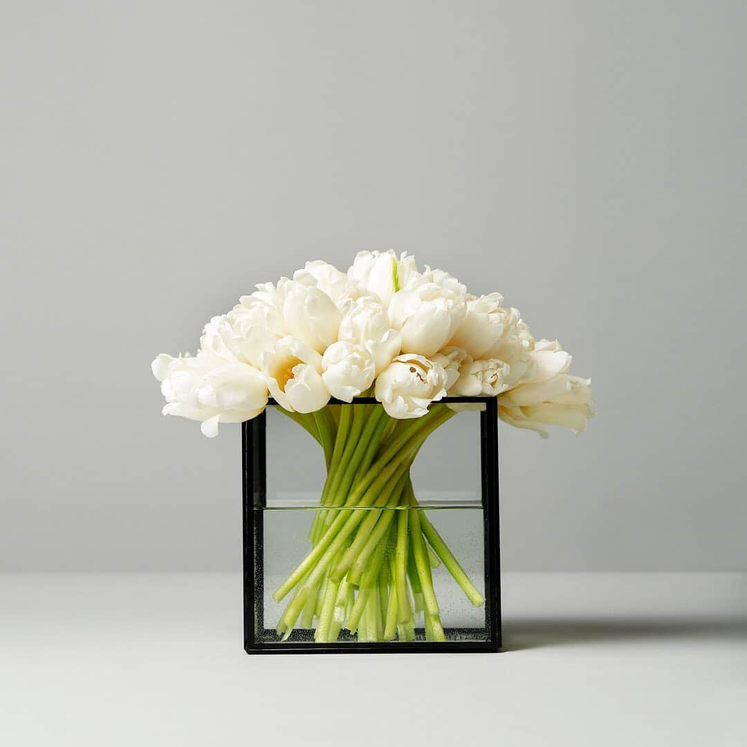 Cynthia Sakaiさんのインスタグラム写真 - (Cynthia SakaiInstagram)「New season, new limited-edition floral designs via The VF Floralist. Shop our newest sculptural arrangements for Manhattan delivery.」5月11日 5時14分 - vitafede