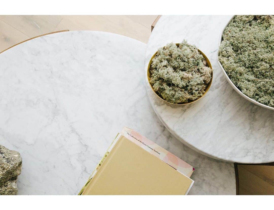 エリン フェザーストンのインスタグラム：「Loving my marble top nesting tables from @highfashionhome. And moss bowls are always a go-to for me- they last foreeeever! 📷@mollyktadams #thefetherednest」