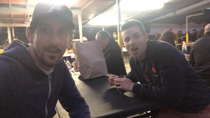 アダム・シャピロのインスタグラム：「How did I not know that my car wash turns into an amazing fried chicken spot at night?! Good lookin’ out @jessegiddings for bringing me to @hotmothaclucker.」