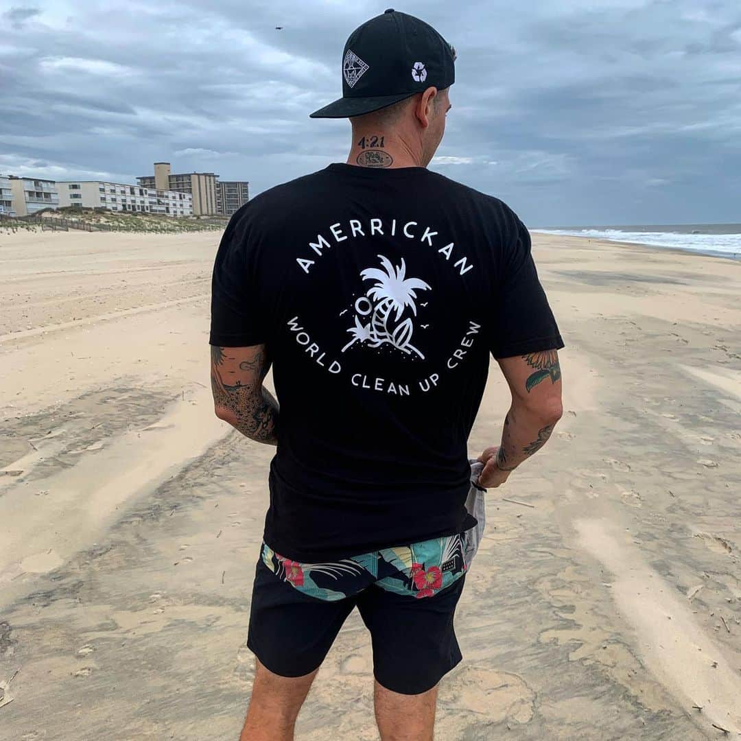 ザッキー・ヴェンジェンスのインスタグラム：「Quick east coast beach cleanup with the family! #beachcleanup #family #itscold #letsmakeadifference #pickupyouretrash #oceancitymaryland #fenwickisland」