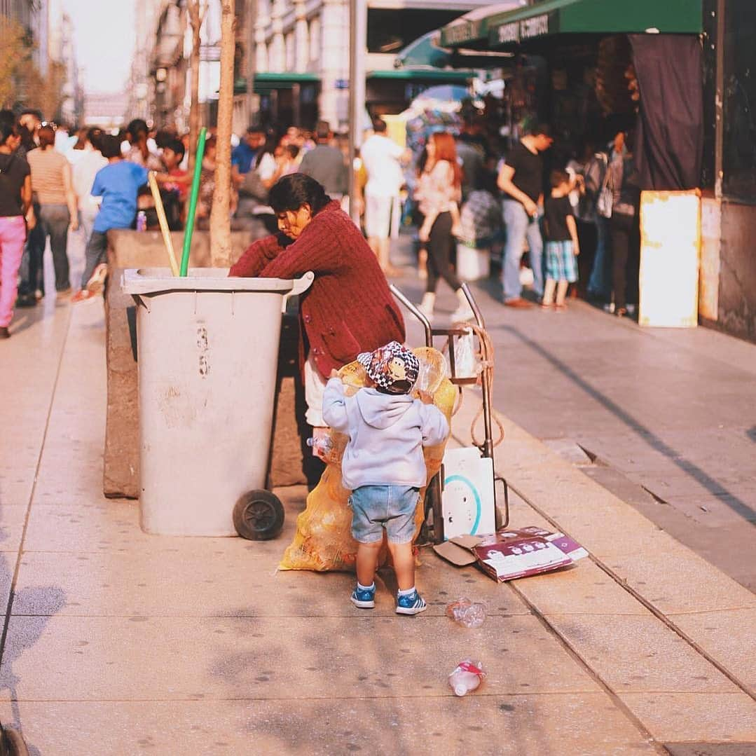 Chad Santosさんのインスタグラム写真 - (Chad SantosInstagram)「Mother’s Day 今日は母の日🇲🇽メキシコシティ 📸 #mothersday #diadelasmadres #母の日 #メキシコシティ #メキシコ  #赤ちゃん #家族  #gettyreportage #everyday #dailylife #natgeo #picoftheday  #mexicocity #reportagespotlight #MexInstantes #achadosdasemana #mextagram #primerolacomunidad #child #family #igerscdmx」5月11日 5時49分 - elchadsantos