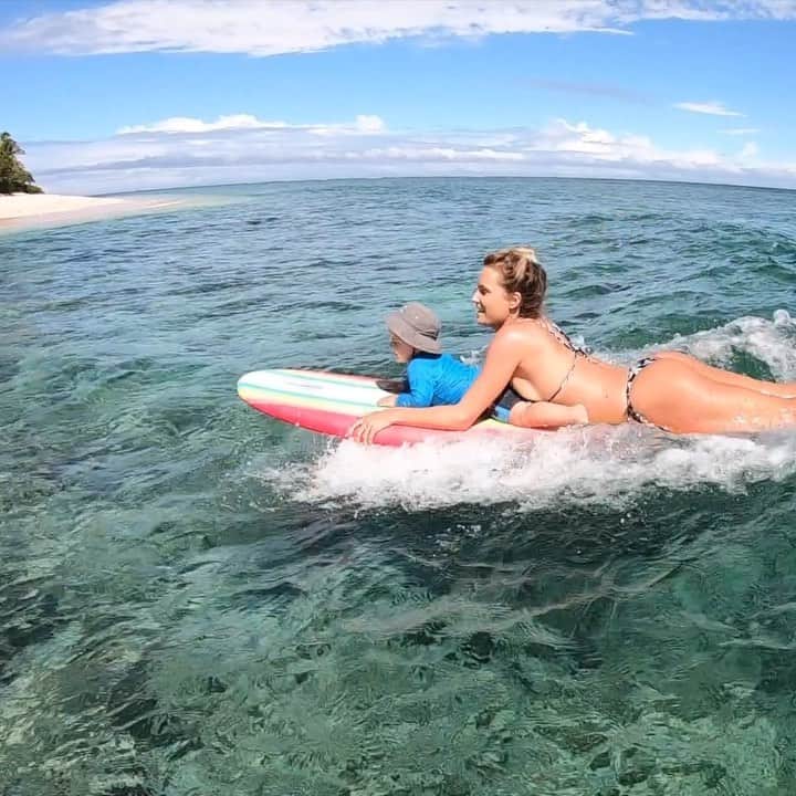 アラナ・ブランチャードのインスタグラム：「FIJI episode is live!! Check out our time on @tavaruaislandresort and see my @ripcurl_women bikini haul. Link in bio」