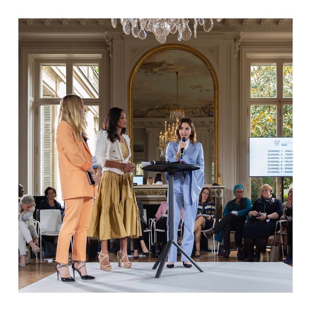エマ・ワトソンのインスタグラム：「“We urge G7 leaders to be as brave as women and girls are every single day. ⠀⠀⠀⠀⠀⠀⠀⠀⠀ We expect G7 states to urgently adopt, fully implement and fund, the most ambitious legislative frameworks on combating gender based violence against women in order to create a fair, safe and dignified world for its constituents. ⠀⠀⠀⠀⠀⠀⠀⠀⠀ This goes beyond politics, and left and right. We are simply asking member states to protect universal human rights and be the leaders we know they can be. ⠀⠀⠀⠀⠀⠀⠀⠀⠀ As human beings, please do not be passive bystanders to the attacks and roll backs we see happening all around us and every day on women’s rights all across the world - be active participants in moving us forward.” ~ @g7 Gender Equality Advisory Council, Paris 2019」