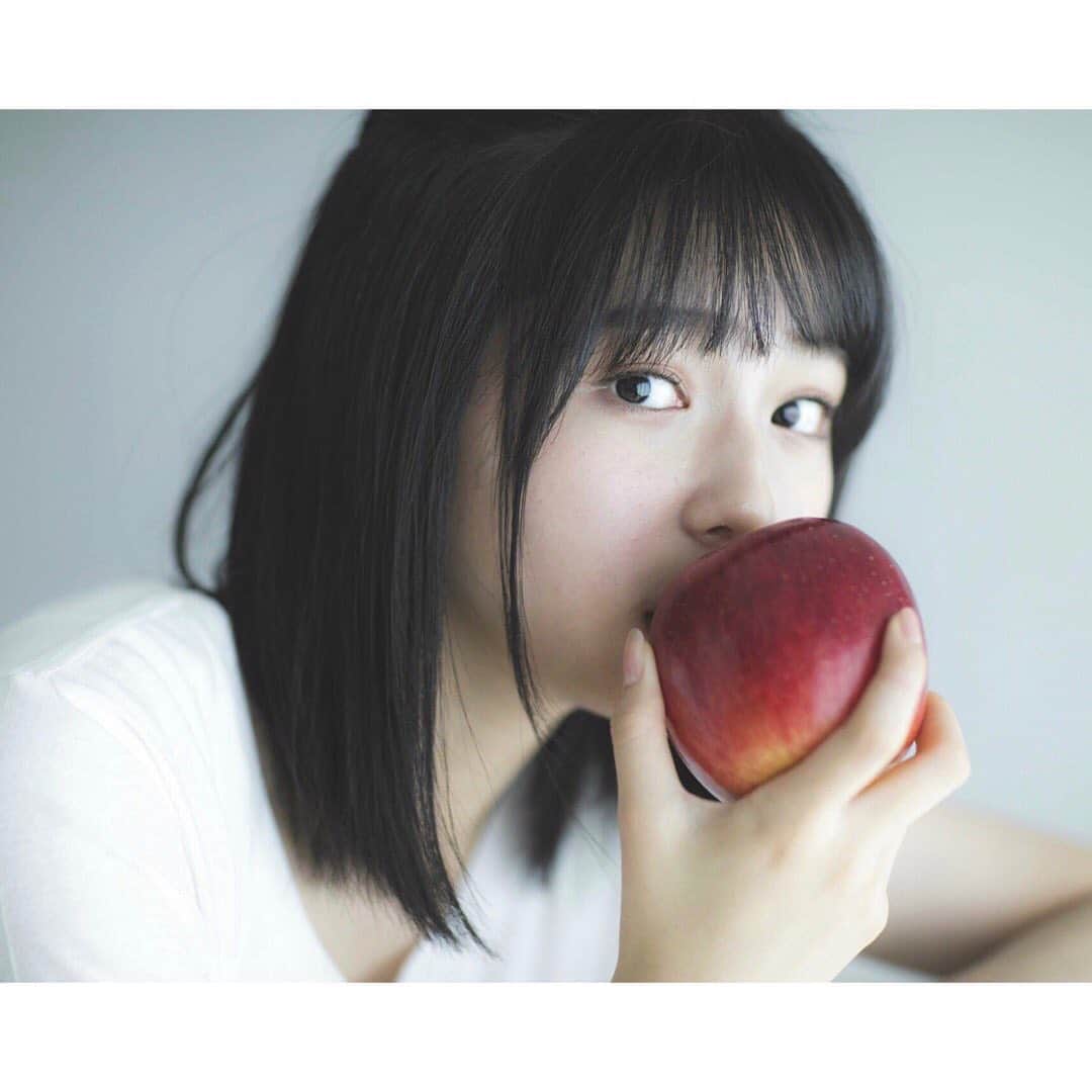 秋田汐梨さんのインスタグラム写真 - (秋田汐梨Instagram)「・ おはよ☀︎ カレンダー5、6月🍎だったはず、笑 2枚は別カット！」5月11日 5時59分 - shiori_akita319official