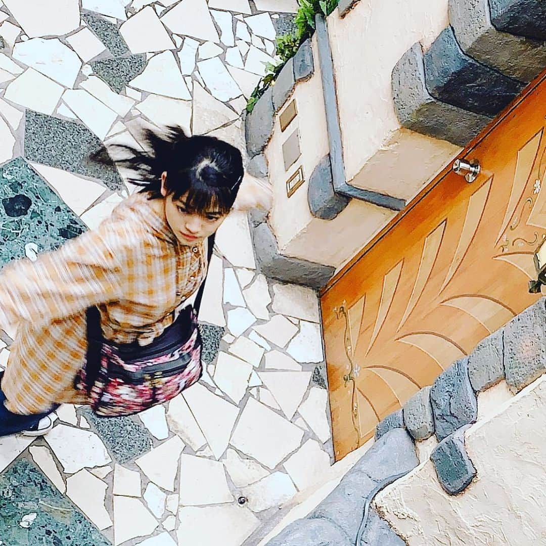 高岡薫のインスタグラム：「明日載せる写真の1部です！！ちょっとフィルター加工してます！ みんな何だと思う〜？コメント待ってる！  #るんばのインスタクイズ #拡散希望」