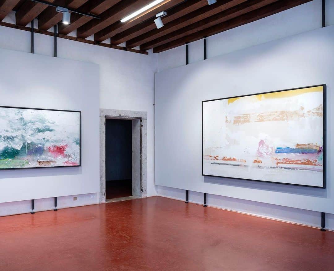 ガゴシアン・ギャラリーさんのインスタグラム写真 - (ガゴシアン・ギャラリーInstagram)「Visit the Museo di Palazzo Grimani, in Venice, to see “Pittura/Panorama,” now on view. The exhibition, curated by John Elderfield, features fourteen paintings covering a forty-year span of Helen Frankenthaler’s career. Learn more via the link in our bio! ___________ #HelenFrankenthaler #Gagosian #PalazzoGrimani #BiennaleArte2019 #LaBiennalediVenezia @museopalazzogrimani @helenfrankenthalerfoundation @venetianheritage @labiennale Installation views, "Pittura/Panorama: Paintings by Helen Frankenthaler, 1952–1992," Museo di Palazzo Grimani, Venice, May 7–November 17, 2019. Artworks © 2019 Helen Frankenthaler Foundation, Inc./Artists Rights Society (ARS), New York」5月10日 21時08分 - gagosian