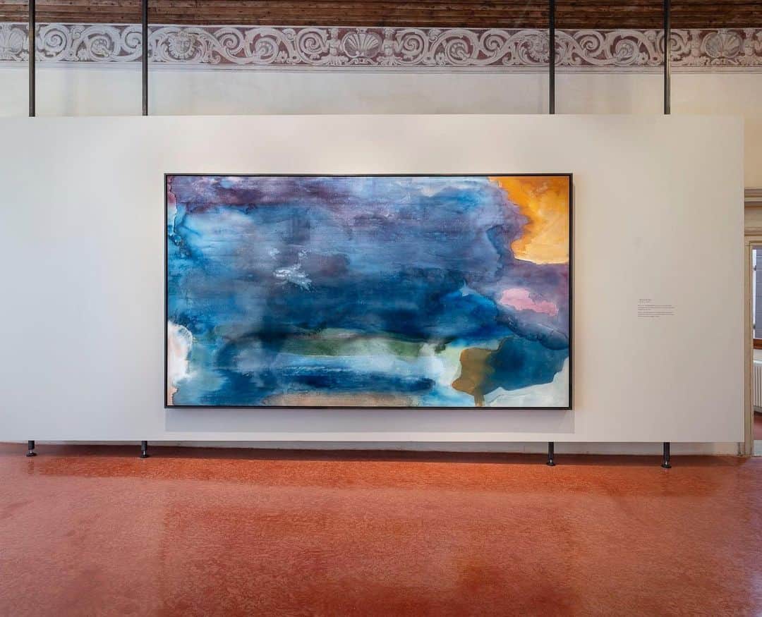 ガゴシアン・ギャラリーさんのインスタグラム写真 - (ガゴシアン・ギャラリーInstagram)「Visit the Museo di Palazzo Grimani, in Venice, to see “Pittura/Panorama,” now on view. The exhibition, curated by John Elderfield, features fourteen paintings covering a forty-year span of Helen Frankenthaler’s career. Learn more via the link in our bio! ___________ #HelenFrankenthaler #Gagosian #PalazzoGrimani #BiennaleArte2019 #LaBiennalediVenezia @museopalazzogrimani @helenfrankenthalerfoundation @venetianheritage @labiennale Installation views, "Pittura/Panorama: Paintings by Helen Frankenthaler, 1952–1992," Museo di Palazzo Grimani, Venice, May 7–November 17, 2019. Artworks © 2019 Helen Frankenthaler Foundation, Inc./Artists Rights Society (ARS), New York」5月10日 21時08分 - gagosian