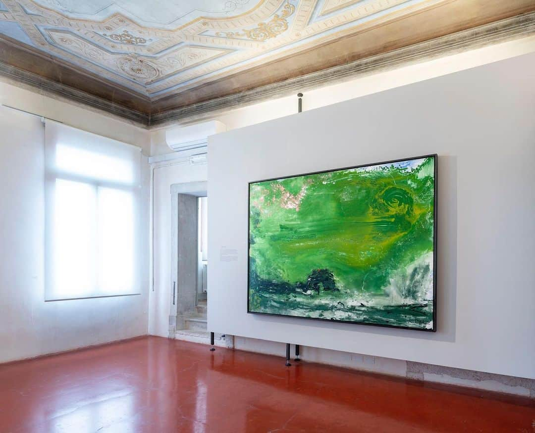 ガゴシアン・ギャラリーさんのインスタグラム写真 - (ガゴシアン・ギャラリーInstagram)「Visit the Museo di Palazzo Grimani, in Venice, to see “Pittura/Panorama,” now on view. The exhibition, curated by John Elderfield, features fourteen paintings covering a forty-year span of Helen Frankenthaler’s career. Learn more via the link in our bio! ___________ #HelenFrankenthaler #Gagosian #PalazzoGrimani #BiennaleArte2019 #LaBiennalediVenezia @museopalazzogrimani @helenfrankenthalerfoundation @venetianheritage @labiennale Installation views, "Pittura/Panorama: Paintings by Helen Frankenthaler, 1952–1992," Museo di Palazzo Grimani, Venice, May 7–November 17, 2019. Artworks © 2019 Helen Frankenthaler Foundation, Inc./Artists Rights Society (ARS), New York」5月10日 21時08分 - gagosian