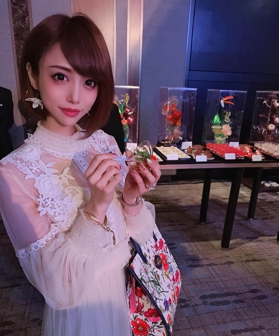 のインスタグラム：「今夜は彼とHILLSl NIGHT2019へ☺️💋 ． 何回か行ったことある #jeangeorges のシェフも来ててご飯も美味しくて素敵なパーティでした🥂✨ ． 仕事残ってるのでひと足お先に帰宅中🥰 ． #六本木 #グランドハイアット #hillsnight2019 #六本木ヒルズ」