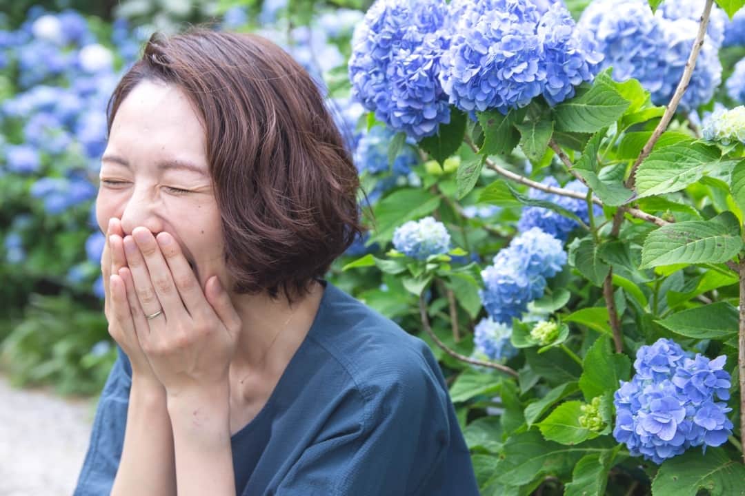 現地発信の旅行サイト「たびらい」さんのインスタグラム写真 - (現地発信の旅行サイト「たびらい」Instagram)「【沖縄・本部町】 沖縄は梅雨入りが間近に迫ってきておりますが、この時期だからこそ楽しめるのが本部町の「よへなあじさい園」。園内に咲き誇る30万輪のあじさいや南国の花々は、雨が降っていることも忘れてしまう程の美しさですよ。 : #たびらい #tabirai #旅行好き #旅行好きな人と繋がりたい #ローカル旅行 #女子旅 #travel #沖縄 #たびらい沖縄 #沖縄県 #かわいい旅 #travelgram #旅行 #花 #flower #お花 #夏 #flowers #instagood #紫陽花 #紫陽花園 #あじさい #よへなあじさい園 #梅雨 #週末の過ごし方 #本部町 #沖縄旅行 #沖縄やんばる #沖縄北部 #flowergram」5月10日 21時01分 - tabirai