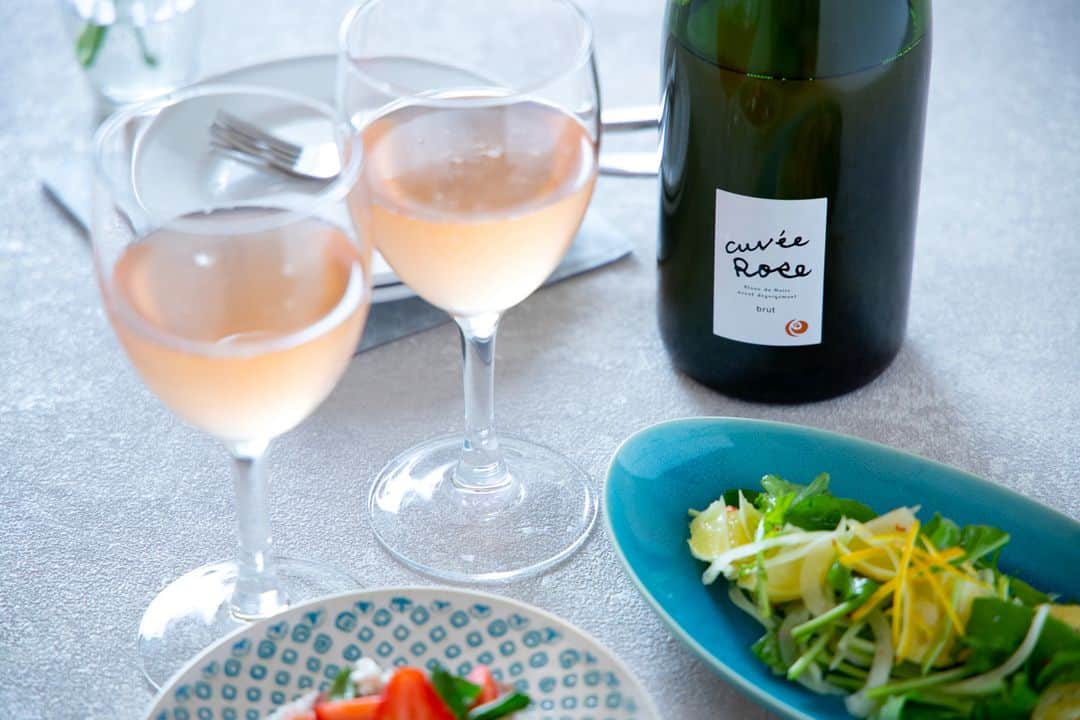 Komerco-コメルコ-さんのインスタグラム写真 - (Komerco-コメルコ-Instagram)「. 初夏は「ロゼで乾杯！」が新定番✨ ベリーの風味でスッキリ飲みやすい国産ロゼワイン。 . 料理が楽しくなる読み物 #コメルコバナシ 最新記事では、広島県福山市で生産されているロゼワインをご紹介しています🍷近年、ワインの本場・フランスでもロゼ人気が高くなっており、フランスの全ワイン消費量の30%以上と白ワインよりも多く飲まれているのだとか👀 . 冷蔵庫で冷やし、キリッとした飲み口を楽しむのがおすすめです。 週末の家飲みがもっと楽しくなるロゼワイン、ぜひ飲んでみてくださいね。 . ------------------------------- . ▷コメルコバナシは、Komercoアプリのホーム画面でご紹介している読みもの。クリエイターや作品の魅力を紹介し、モノからはじまる料理の楽しさと可能性を提案しています。 . ▷iOS版Appダウンロードはプロフィールリンクから📲 @komerco_official. ------------------------------- #komerco #komercoごはん #料理をもっと楽しく #母の日#ワイン#ロゼ#おうちごはん #家飲み #instafood #foodpic #cookinglove #母の日ギフト #母の日プレゼント #手しごと #ワイン好き #プレゼント #ロゼワイン #フルーツサラダ #テーブルスタイリング #サラダ #豊かな食卓 #今日のごはん #プレート #athomeworks # #いただきます #いつものいただきますを楽しく #クックパッド #cookpad」5月10日 21時01分 - komerco_official