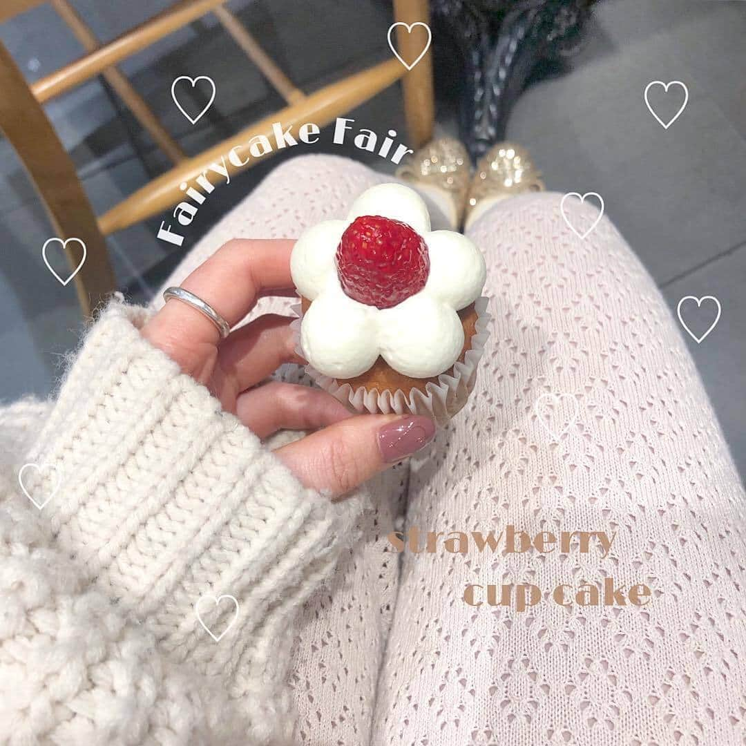 RiLiさんのインスタグラム写真 - (RiLiInstagram)「. 東京駅にある「Fairycake Fair」🍰 お花の形をした苺のカップケーキがたまらん可愛さ😍🍓 なんでもない日のスイーツに買ってくのもいいね💓 . . 写真は @0202hn_ さん💕 ． . ❣ ❣ ❣ ❣ ❣ アプリやSNSで掲載させていただくお写真募集中😘📸 かわいいコーデやアイテム、注目スポットなどが撮れたら、#rili_tokyo  を付けて投稿❗ . #rili #FairycakeFair #フレッシュカップケーキ #東京駅 #東京駅カフェ #マフィン # #リップ #置き画#置き画倶楽部 #お洒落さんと繋がりたい #おしゃれさんと繋がりたい」5月10日 21時01分 - rili.tokyo