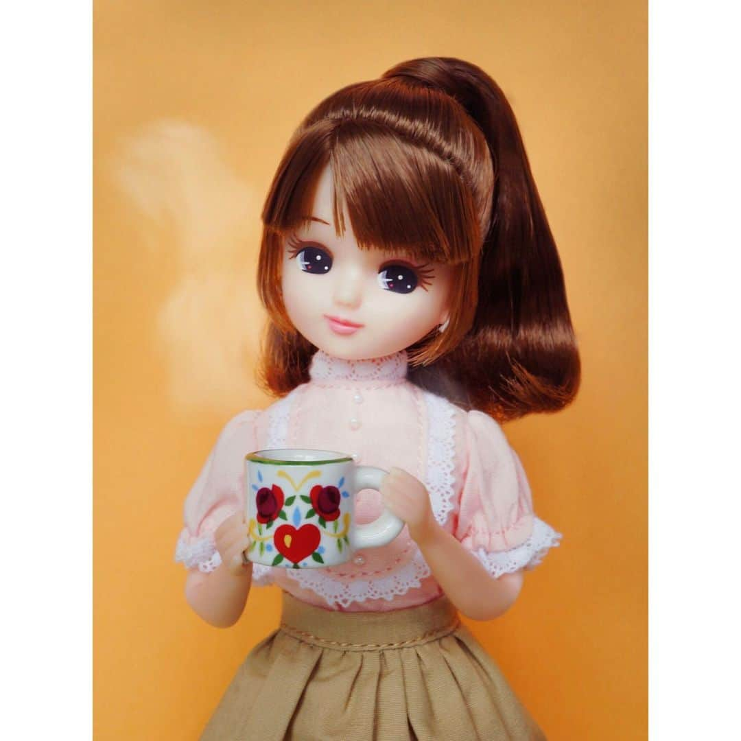 リカちゃんさんのインスタグラム写真 - (リカちゃんInstagram)「Well done for working hard the week after GW ♪ Here's some specially-made #gingertea ♡ GW明けの1週間、お疲れ様でした♪ 疲れが溜まっている方も多いんじゃないかな？♡ そんなときは、リカ特製の #しょうが湯 をどうぞ☆ はちみつとレモンが入っているから、飲みやすいよ♡ ホッと一息ついてね♪ #リカちゃん #fashion #ootd #hairstyle #licca #liccadoll #japanesedoll #japan #girl #instadaily #instagood #instagramjapan #instagram」5月10日 21時02分 - bonjour_licca