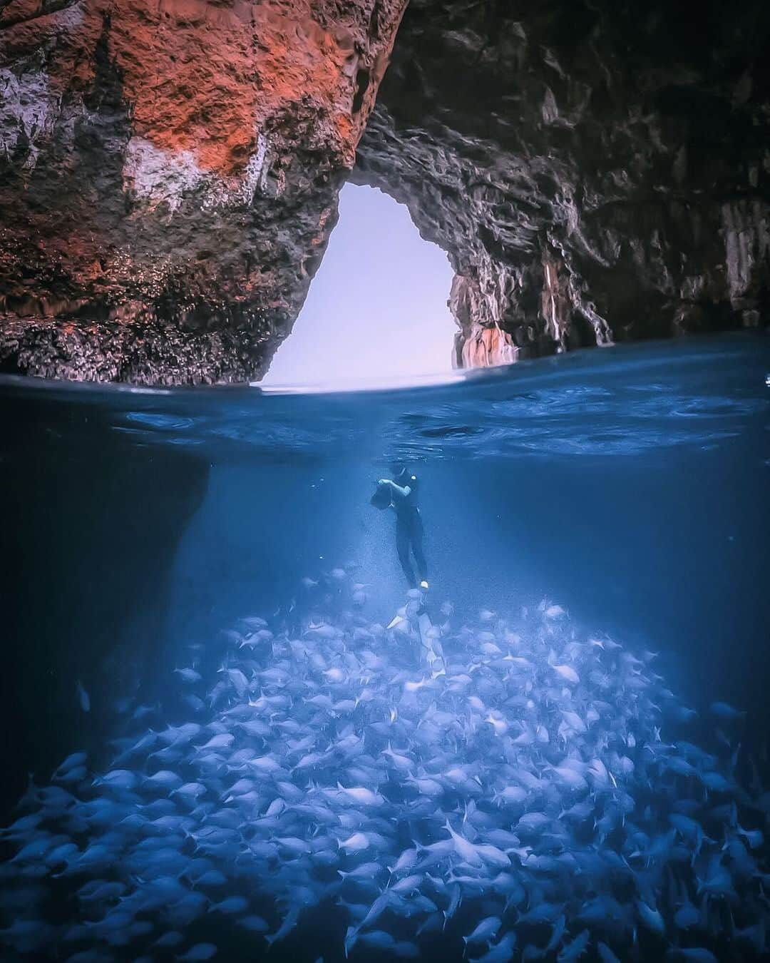 BEAUTIFUL DESTINATIONSさんのインスタグラム写真 - (BEAUTIFUL DESTINATIONSInstagram)「Natural beauty can be found just about everywhere along the Tutukaka Coast in New Zealand. If you get the chance to visit, be sure to explore its rugged shores, white sand beaches, and the incredible Poor Knights Islands Marine Reserve. Tag who you'd bring along for the adventure! (📷: @rachstewartnz 📍: Tutukaka, New Zealand)」5月10日 21時02分 - beautifuldestinations