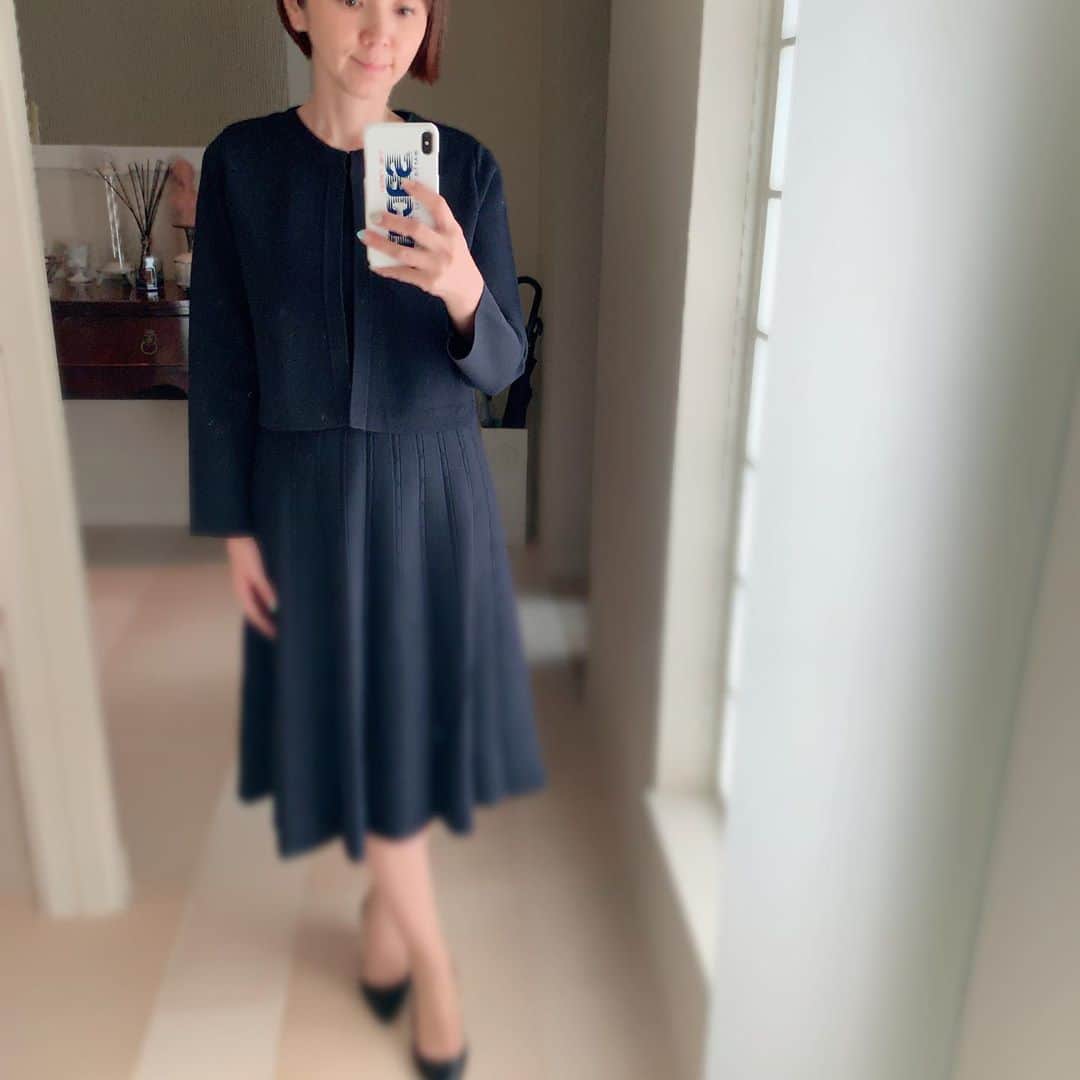 渡辺満里奈さんのインスタグラム写真 - (渡辺満里奈Instagram)「今日も今日とて紺スーツ。 大好きCELFORD。 こればっかりだな。 コットンニットみたいな感じのアンサンブル。 ワンピース切り替えの位置だとか、そういうのが好きなんだな。」5月10日 21時06分 - funnyfacefunny
