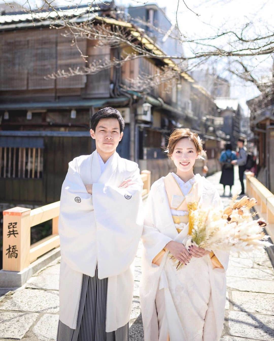 プレ花嫁の結婚式準備アプリ♡ -ウェディングニュースさんのインスタグラム写真 - (プレ花嫁の結婚式準備アプリ♡ -ウェディングニュースInstagram)「おしゃれコーデが素敵🌿ナチュラルな和装フォト9選✨ * * こちらのお写真は @the_dress_room さんからリグラムさせていただきました🌟ありがとうございました😊✨ * * * * おしゃれコーデが素敵😍真似したい #和装 の #ウェディングフォト 💓 * こちらはthe_dress_roomさんの京都撮りのフォトで、コーデもフォトもとっても人気なんです😊✨ * 今回は #白無垢 に新作の黄色の絞りの掛下を合わせた #コーディネート 💛 * #ブーケ やヘッドドレスも色味を統一しおしゃれにまとまっていて素敵ですよね😍💕 * 大ぶりの #ドライフラワー や、くすみカラーの #かすみ草 も華やかですね🌼💕 * 他のフォトとても素敵なのでぜひスワイプ👉🏻してチェックしてみてくださいね💕 * * * * ＼📷投稿お待ちしています／ * 花嫁はもちろん、業者さんも大歓迎✨ アナタのお写真をご紹介してもOKという方は、ぜひ #ウェディングニュース にお写真を投稿してください💕 * * ⬇︎関連アカウント⬇︎ * * 💒式場検索 【 @weddingnews_concierge 】 👰マイレポ花嫁 【 @weddingnews_brides 】 💋WNブライズレポーター 【 @weddingnews_bridesreporter 】 * * その他、編集部からの連絡専用 @weddingnews_contact や、スタッフ個人の連絡用として @WN_xxxx（xxxは個人名）があります💕 * * ………………………………………… ❤️WeddingNewsとは？ * * 花嫁のリアルな”声”から生まれた 花嫁支持率No1✨スマホアプリです📱💕 * * 🌸知りたい… #結婚式準備 に役立つ記事を毎日150件配信中♩ * 🌸見たい… インスタの #ウェディング 系投稿TOP100が毎日チェックできる＊IG画像の複数ワード検索も可♩ * 🌸叶えたい… #結婚式 関連の予約サイトが大集合♩ * 🌸伝えたい… 自分の結婚式レポ『マイレポ』が簡単に作れる♩先輩花嫁のレポが読める♩ * * @weddingnews_editor のURLからDLしてね✨ * * * * #プレ花嫁 #結婚  #花嫁  #ウエディング #和装前撮り #前撮り #色打掛 #着物 #浴衣 #ハワイ挙式 #海外挙式 #フォトウェディング #京都 #日本中のプレ花嫁さんと繋がりたい #japantrip #和婚 #2019秋婚 #ロケーションフォト」5月10日 21時09分 - weddingnews_editor