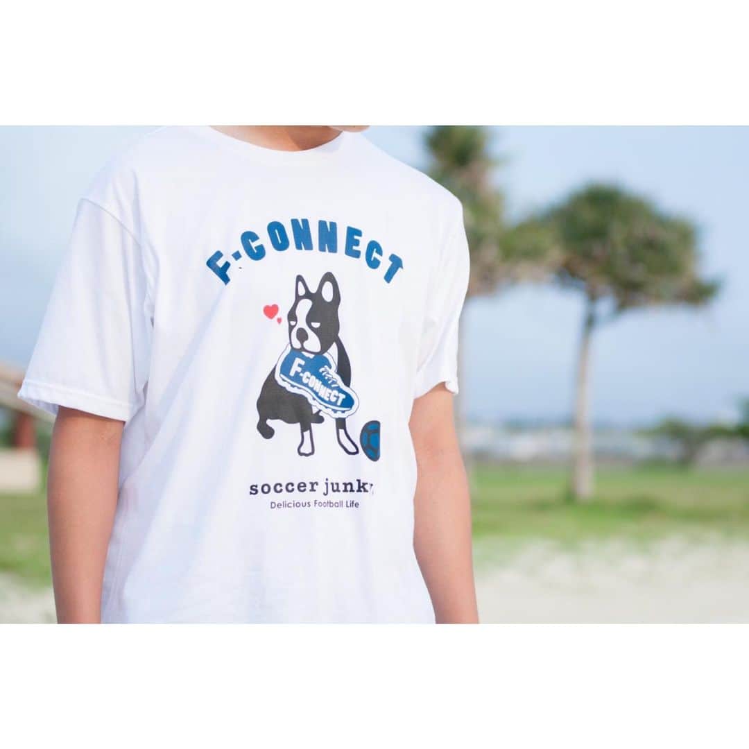小池純輝さんのインスタグラム写真 - (小池純輝Instagram)「. この度、F-connectとアパレルブランド「サッカージャンキー」さんとのコラボTシャツを販売することになりました✨  モデルはF-connectメンバーのFC琉球新井選手です😄  サッカージャンキーブランドロゴのフレンチブルドックとボストンテリアのハーフ「クラウディオ・パンティアーニ」君がF-connectのスパイクロゴをくわえている可愛いデザインになっています👍🏼 着こなしと笑顔が抜群ですね🥺 これは欲しくなる！笑  サイズはS、M、L、XLの4サイズで価格は4,000円(税込)となっています💡サイズの詳細はオンラインショップにてご確認ください🙇‍♂️ 5/12(日)の18時より販売をスタート！！ ※5/12の18時まで商品ページは公開されません  5月に入り暖かい日も増えてきました☀️ このタイミングでTシャツを新調しませんか👕？ 詳細はプロフィール内のURLよりチェックしてみてください😊 #fconnect #soccerjunky #サッカージャンキー #クラウディオパンディアーニ #claudiopandiani #小池純輝 #梶川諒太 #野村直輝 #新井純平 #三鬼海 #山崎浩介 #東京ヴェルディ #徳島ヴォルティス #fc琉球 #モンテディオ山形 #愛媛fc」5月10日 21時11分 - junki_koike
