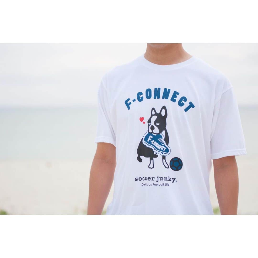 小池純輝さんのインスタグラム写真 - (小池純輝Instagram)「. この度、F-connectとアパレルブランド「サッカージャンキー」さんとのコラボTシャツを販売することになりました✨  モデルはF-connectメンバーのFC琉球新井選手です😄  サッカージャンキーブランドロゴのフレンチブルドックとボストンテリアのハーフ「クラウディオ・パンティアーニ」君がF-connectのスパイクロゴをくわえている可愛いデザインになっています👍🏼 着こなしと笑顔が抜群ですね🥺 これは欲しくなる！笑  サイズはS、M、L、XLの4サイズで価格は4,000円(税込)となっています💡サイズの詳細はオンラインショップにてご確認ください🙇‍♂️ 5/12(日)の18時より販売をスタート！！ ※5/12の18時まで商品ページは公開されません  5月に入り暖かい日も増えてきました☀️ このタイミングでTシャツを新調しませんか👕？ 詳細はプロフィール内のURLよりチェックしてみてください😊 #fconnect #soccerjunky #サッカージャンキー #クラウディオパンディアーニ #claudiopandiani #小池純輝 #梶川諒太 #野村直輝 #新井純平 #三鬼海 #山崎浩介 #東京ヴェルディ #徳島ヴォルティス #fc琉球 #モンテディオ山形 #愛媛fc」5月10日 21時11分 - junki_koike