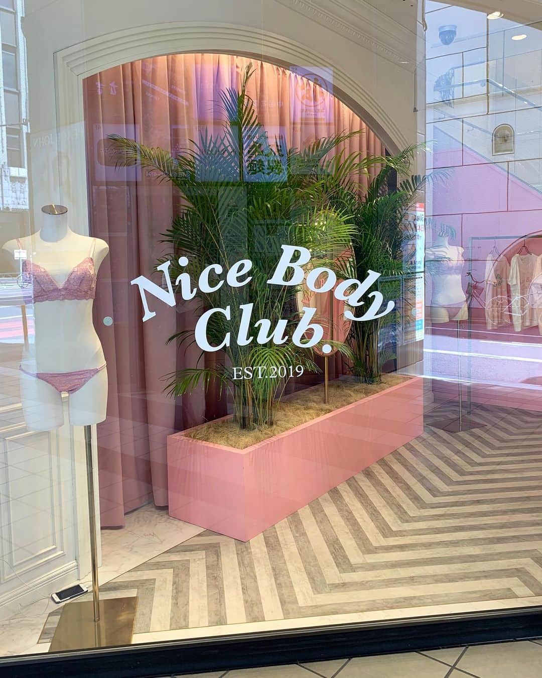 ピーチ・ジョンさんのインスタグラム写真 - (ピーチ・ジョンInstagram)「「Nice Body Club」をイメージした空間デザインは、今夏のメインビジュアルの AＤも手掛ける @yar.tokyo によるもの。 ポップアップショップは 6 月 2 日（日）まで。ぜひ足をお運びください❤︎ #peachjohn #NiceBodyClub」5月10日 21時11分 - peachjohn_official