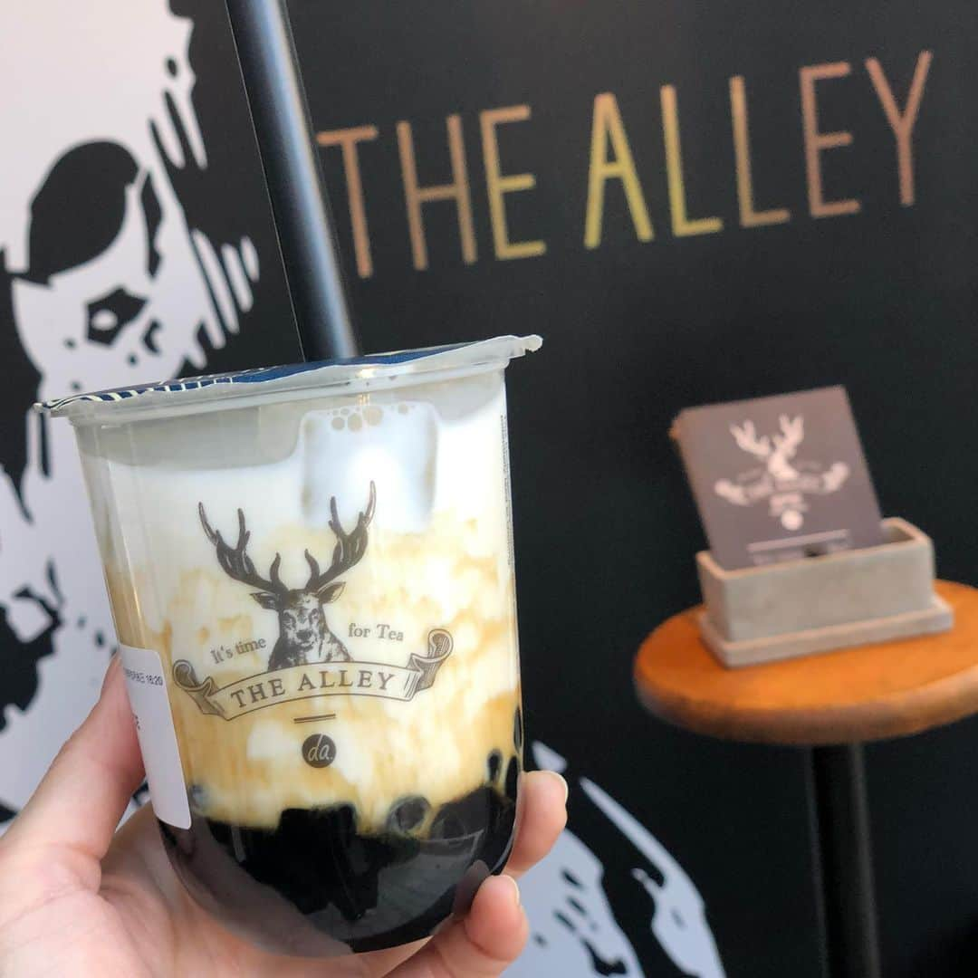 真飛聖さんのインスタグラム写真 - (真飛聖Instagram)「ずっと飲んでみたかった 『THE ALLEY』の黒糖タピオカラテ✨ お家で作って飲むのも もちろん良いけれど、 この間の『FLIPPER'S』も 『THE ALLEY』も  やはり タピオカがモチモチしていて  とっても美味しいですね〜♡ 他の味も 美味しいのかな〜✨ #THEALLEY#黒糖タピオカラテ」5月10日 21時16分 - sei_matobu