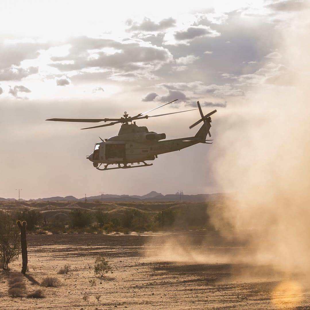 アメリカ海兵隊さんのインスタグラム写真 - (アメリカ海兵隊Instagram)「Left in the Dust  A UH-1Y Venom with @mawts_1 takes off in support of a UH-1 battle drill at @mcasyuma, April 5, 2019. (U.S. Marine Corps photo by Cpl. Sabrina Candiaflores)  #USMC #Military #Marines #Yut #MarineCorps #Semperfi #Aviation #Yuma #Arizona #SouthWest #April #Flying #Motivation #Venom #Squadron #Drill」5月10日 21時25分 - marines