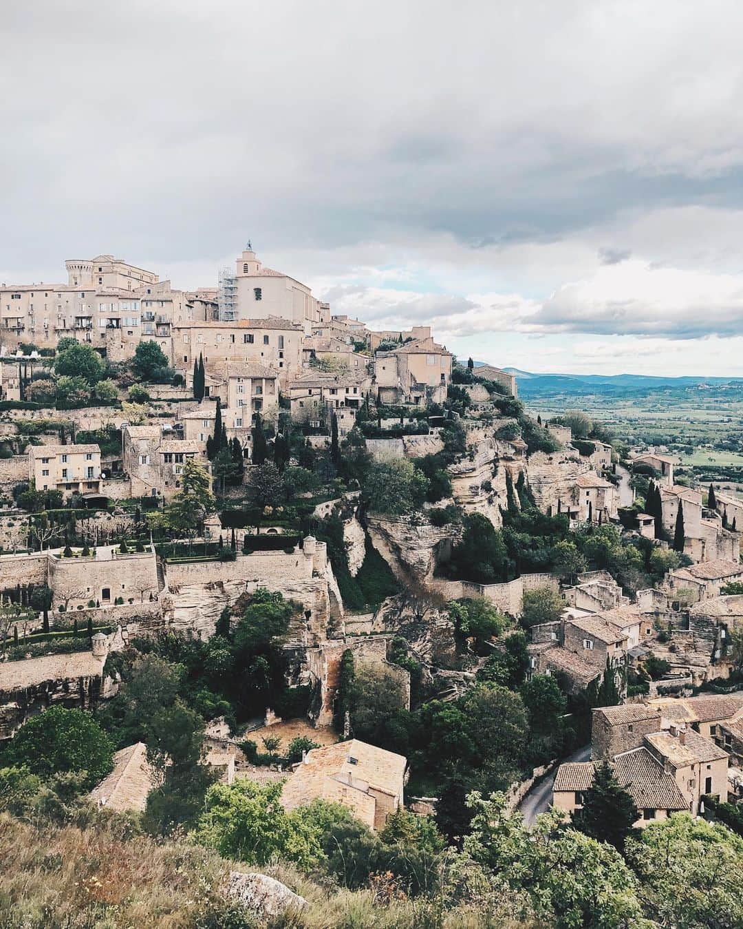 小嶋陽菜さんのインスタグラム写真 - (小嶋陽菜Instagram)「フランスで最も美しい村のひとつと言われているゴルド🇫🇷 この写真の何倍も美しくて迫力があった！動画も写真もたくさん撮ったのでシェアしますね🥺」5月10日 21時26分 - nyanchan22