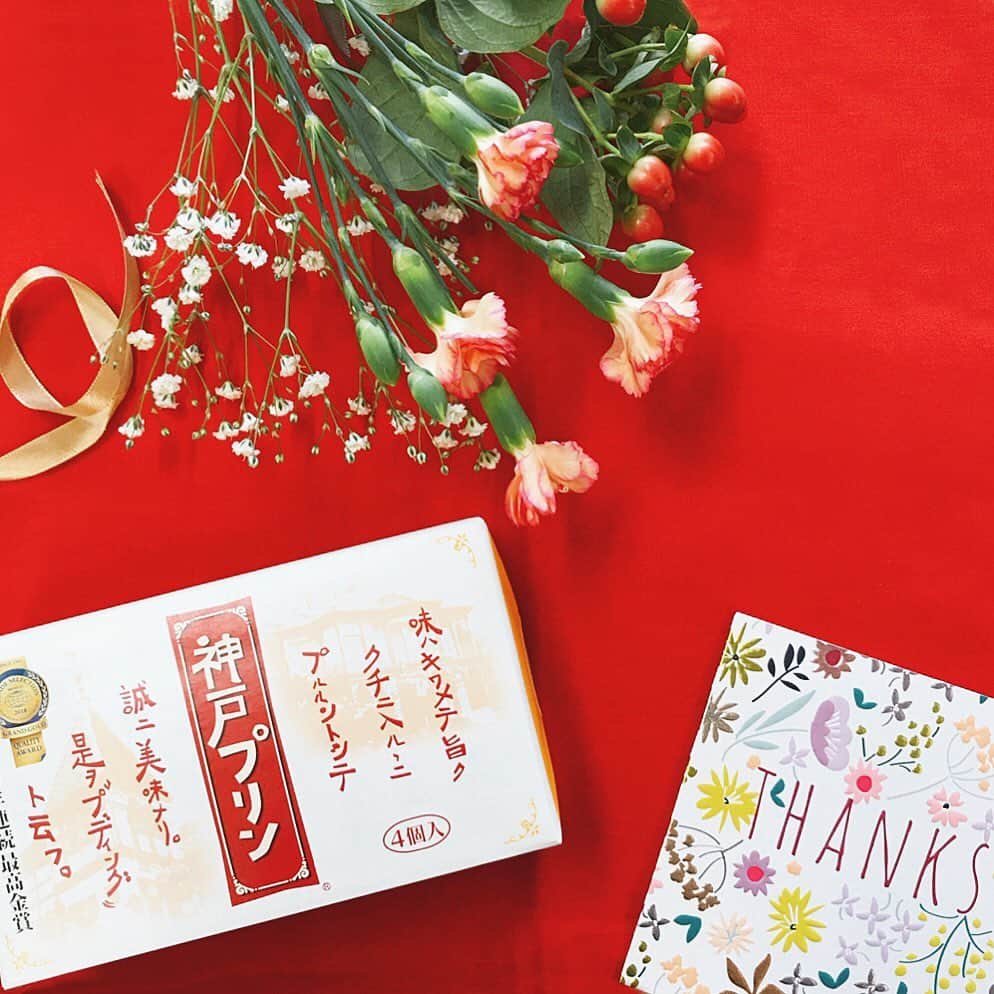 トーラク株式会社のインスタグラム：「. 大切な人に日頃の感謝の気持ちを込めて。。。 . . ◉神戸プリン 4個入り 常温でお持ち帰りいただけるので手土産にもピッタリです。  #トーラク #TORAKU #神戸プリン #プリン #プリン好き #プリンマニア #カスタードプリン #甘いもの  #スイーツ #スイーツ好き #pudding  #sweets⠀#gift #贈り物 #手土産 #神戸土産 #ありがとう #母の日のプレゼント #mothersday #母の日 #花束 #花のある生活 #flower #bouquet #カーネーション #carnation #置き画 #置き画くら部 #いつもありがとう」