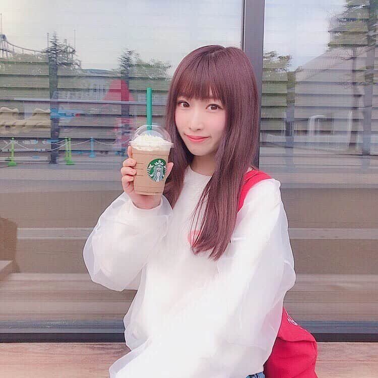 平野友里（ゆり丸）さんのインスタグラム写真 - (平野友里（ゆり丸）Instagram)「🥤スタバの新作♡ #ロイヤルミルクティーフラペチーノ ♡ ・ ・ ・  今日飲んだよ〜😋🍼 ミルクティーだし絶対美味いでしょ〜と安心して飲んだけどやっぱり安定だったよ🤤💓 ♡  紅茶の香りが強め✨ でも主張しすぎなくておいしい♥️ 上に乗ってるクッキーもおいしかった〜🍪 ♡  フラペチーノがおいしい季節になってきたね😎🍨 ・ ・ ・ ・  #スタバ #スタバ新作 #スタバ好き #スタバ中毒 #スターバックス #ロイヤルミルクティー #ミルクティー #フラペチーノ #スターバックス大好き #ラベンダーグレージュ #ラベンダーアッシュ #新作 #新作スタバ #インスタ映え #フォトジェニック #富士急ハイランド #富士急 #富士急ハイランド🎢 #スナイデル #今日のコーデ #コーデ #ロングヘア #ストレートヘア #ゆり丸コーデ #ゆり丸カフェ巡り」5月10日 21時22分 - yurimaruchan___