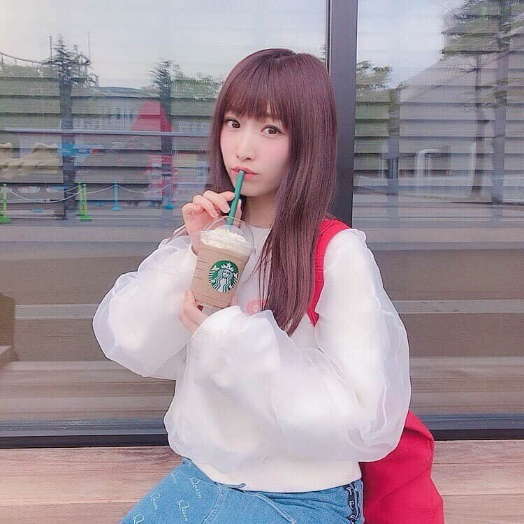 平野友里（ゆり丸）さんのインスタグラム写真 - (平野友里（ゆり丸）Instagram)「🥤スタバの新作♡ #ロイヤルミルクティーフラペチーノ ♡ ・ ・ ・  今日飲んだよ〜😋🍼 ミルクティーだし絶対美味いでしょ〜と安心して飲んだけどやっぱり安定だったよ🤤💓 ♡  紅茶の香りが強め✨ でも主張しすぎなくておいしい♥️ 上に乗ってるクッキーもおいしかった〜🍪 ♡  フラペチーノがおいしい季節になってきたね😎🍨 ・ ・ ・ ・  #スタバ #スタバ新作 #スタバ好き #スタバ中毒 #スターバックス #ロイヤルミルクティー #ミルクティー #フラペチーノ #スターバックス大好き #ラベンダーグレージュ #ラベンダーアッシュ #新作 #新作スタバ #インスタ映え #フォトジェニック #富士急ハイランド #富士急 #富士急ハイランド🎢 #スナイデル #今日のコーデ #コーデ #ロングヘア #ストレートヘア #ゆり丸コーデ #ゆり丸カフェ巡り」5月10日 21時22分 - yurimaruchan___