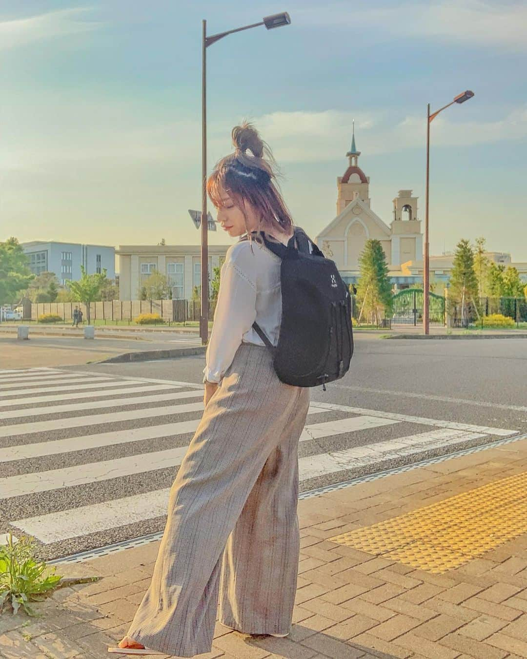 和希詩織さんのインスタグラム写真 - (和希詩織Instagram)「🇸🇪🎒#Rucksack #haglofs #bag #ootd . . 5枚写真見てね🤳👉👉👉👉📸 . 大人カジュアルコーデ📝 ゴールデンウィーク旅には両手が自由なリュックに限る🙆‍♀❤️ . . 北欧・スウェーデンで生まれた🇸🇪 「CORKER™(コーカー)」は 世界で累計50万個以上を売上げたホグロフスを代表するバックパックだよ🙆‍♀🎒✨ . . このリュックは👇 ホグロフス( @haglofsjapan haglofsjapa )CORKER SMALL  のブラック✨ 背中にぴったりフィット感がかなり楽ちん！ . . 印象的なデザイン だけじゃなく‼️ ポケットの数と細かいサイズ感が よき🤭❤️ . . 大きなサイドパネルの内ポケットが多数👏 ペンホルダーとか 鍵をつけておけるキーホルダーと 背中側の内ポケットも広々で収納が便利‼️ . . 私はWi-Fiとか充電器、コード、リップ💄とかを細かく分けれて使いやすすぎて🤤👏❤️ . . . . . . #北欧　#スウェーデン　#リュック　#バックパック#ホグロフス　#コーカー　#CORKER　#promotion #旅#tabijyo #旅スタグラム #国内旅行#GW#ゴールデンウィーク#おだんごヘア #収納#逆光#茨城旅行 #茨城#ゆるコーデ」5月10日 21時24分 - kazukishiori