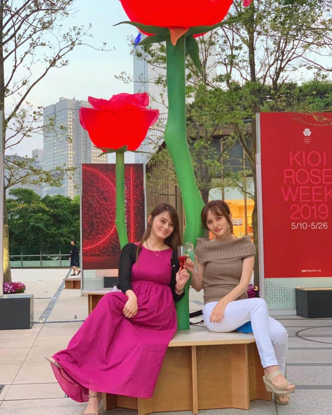 奥山絵里奈さんのインスタグラム写真 - (奥山絵里奈Instagram)「お仕事終わりに一杯どうですか🍸♫ 乾杯♫  今日から東京ガーデンテラス紀尾井町でKIOI ROSEWEEK 2019開催♫ ということで妹と行ってきました🌹  大きな薔薇のオブジェが色々な場所にあって とっても大人な雰囲気で綺麗🌹  ビッグローズと、ローズを使ったカラフルなお酒でフォトジェニックな写真が沢山撮れました🌹🌹🌹 とても綺麗だったので皆様も素敵な写真を撮ってみてね〜🌹🌹🌹 5月26日までみたいですよ🤗  お酒も美味しかった😝  #東京ガーデンテラス紀尾井町 #KIOI_ROSEWEEK #紀尾井町 #バラ #ROSEWEEK #ローズウィーク #インスタ映え#フォトジェニック #Japanfocus #インスタスポット」5月10日 21時24分 - erinaokuyama