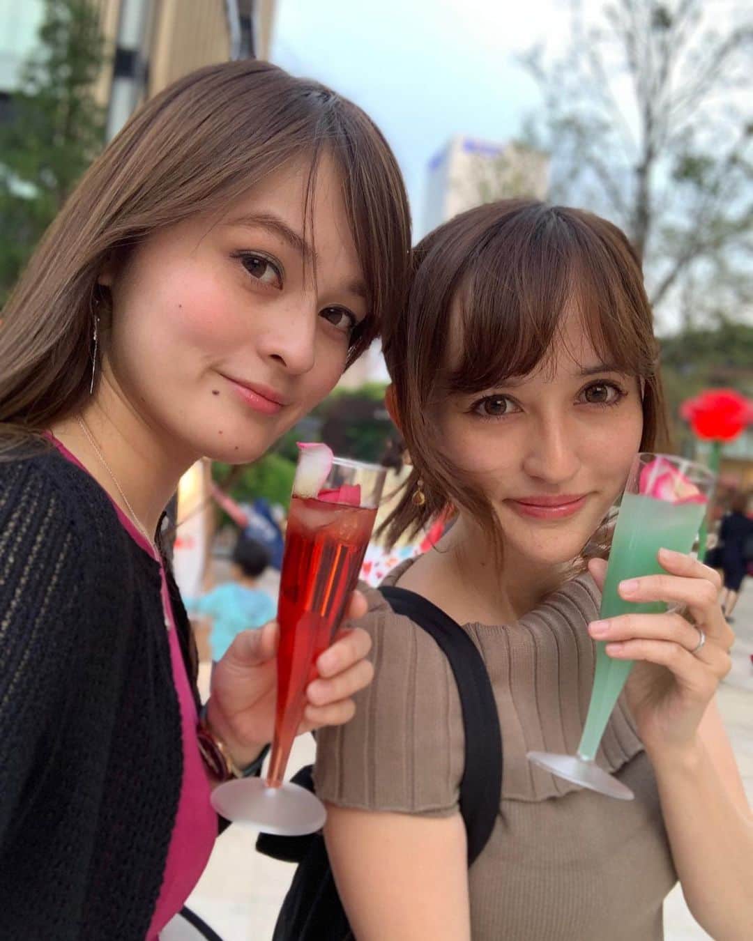 奥山絵里奈さんのインスタグラム写真 - (奥山絵里奈Instagram)「お仕事終わりに一杯どうですか🍸♫ 乾杯♫  今日から東京ガーデンテラス紀尾井町でKIOI ROSEWEEK 2019開催♫ ということで妹と行ってきました🌹  大きな薔薇のオブジェが色々な場所にあって とっても大人な雰囲気で綺麗🌹  ビッグローズと、ローズを使ったカラフルなお酒でフォトジェニックな写真が沢山撮れました🌹🌹🌹 とても綺麗だったので皆様も素敵な写真を撮ってみてね〜🌹🌹🌹 5月26日までみたいですよ🤗  お酒も美味しかった😝  #東京ガーデンテラス紀尾井町 #KIOI_ROSEWEEK #紀尾井町 #バラ #ROSEWEEK #ローズウィーク #インスタ映え#フォトジェニック #Japanfocus #インスタスポット」5月10日 21時24分 - erinaokuyama