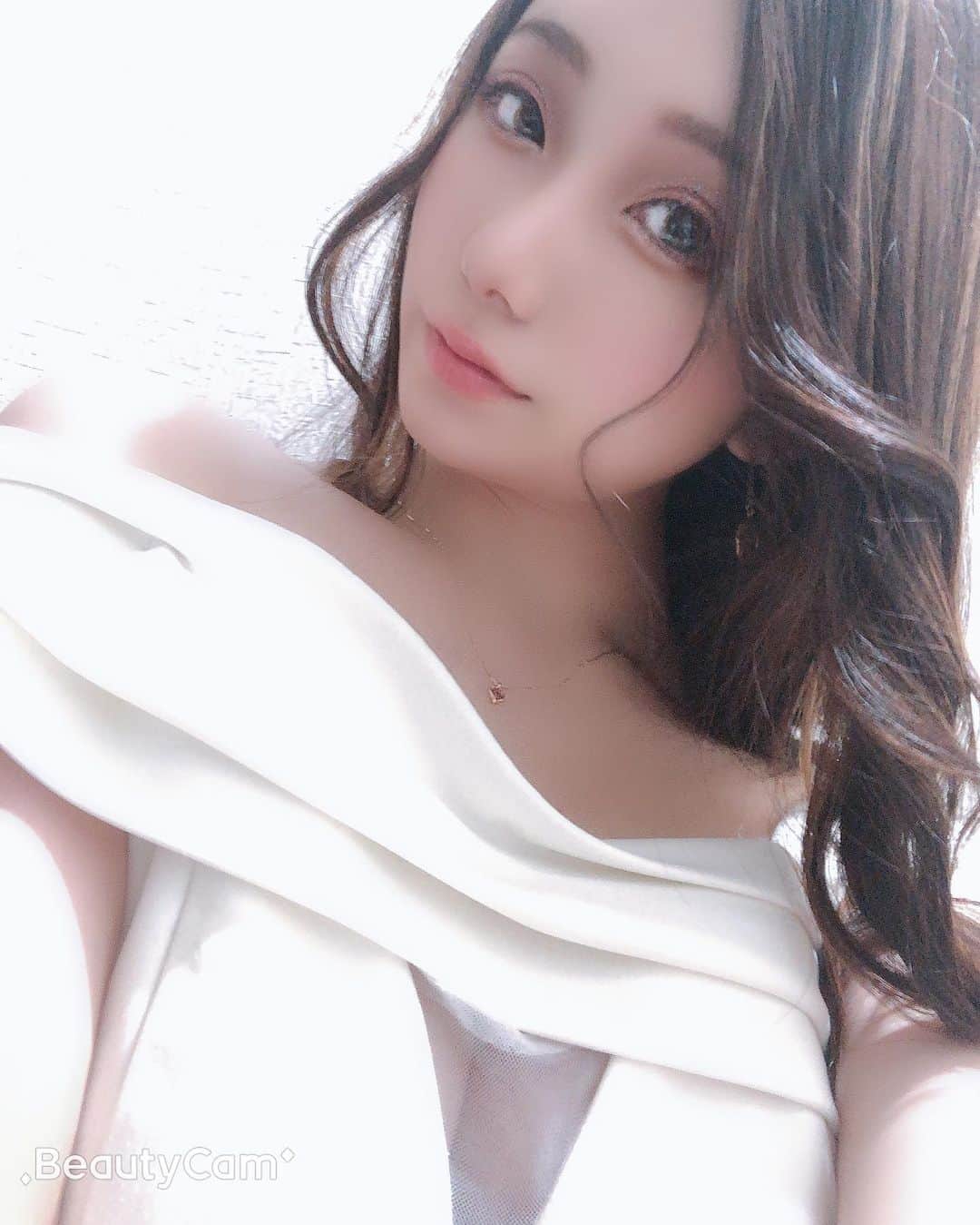大石ほのかのインスタグラム：「出勤してます✨👍💓 . 昨日は中学の時のお友達とか来てくれてすごい久しぶりに会って楽しかった～🌸😆😆 . 出会いって素敵っ✨👏 今日もいっぱい楽しみたいな～♪ . #likeforlikes#followforfollowback#likeforlikeback#follow4followback#ホステス#f#instagood#❤#いいね返し#キャバクラ#キャバ嬢#ニュークラブ#フィリア#バルセロナグループ#飲み会#酒#巨乳#オフショル#ドレス#かわいい#夜遊び#ススキノ#歌舞伎町#六本木#中洲#錦#栄#北新地#ミナミ」