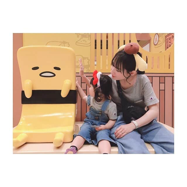 峯宇美七虹（みな氏）さんのインスタグラム写真 - (峯宇美七虹（みな氏）Instagram)「*﻿ ききー！が好きなオヒナと﻿ ばばちゃんと女子旅ピューロランド！🐱🎀﻿ ﻿ パレードとかアトラクも楽しめて﻿ 改めて大きくなったなぁと実感🥺﻿ ﻿ キティに会えた時は嬉しそうで可愛かった、、、﻿ ﻿ なかなか写真撮らせてくれなくなってきたけど﻿ 撮ります﻿ ﻿ 母は撮ります﻿ ﻿ 今度はどこ行こっか😌🖤﻿ ﻿ #サンリオピューロランド #キティちゃん #キティちゃん45周年」5月10日 21時31分 - _mina37stagram_