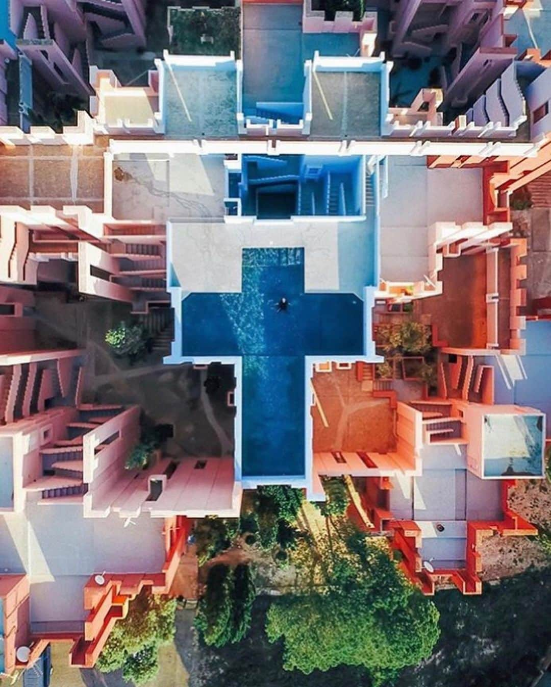 Inspirationさんのインスタグラム写真 - (InspirationInstagram)「Essas escadas na cor rosa, são de um edifício habitacional em uma cidade da Espanha. A edificação é chamada de muralha vermelha e tem referências claras da Arquitetura árabe mediterrânea do lugar. #decoreinteriores #decorcriative. Follow {@decoreinteriores}. __________________ Design by Ricardo Boffil Local: Calpe, Espanha」5月10日 21時33分 - decorcriative