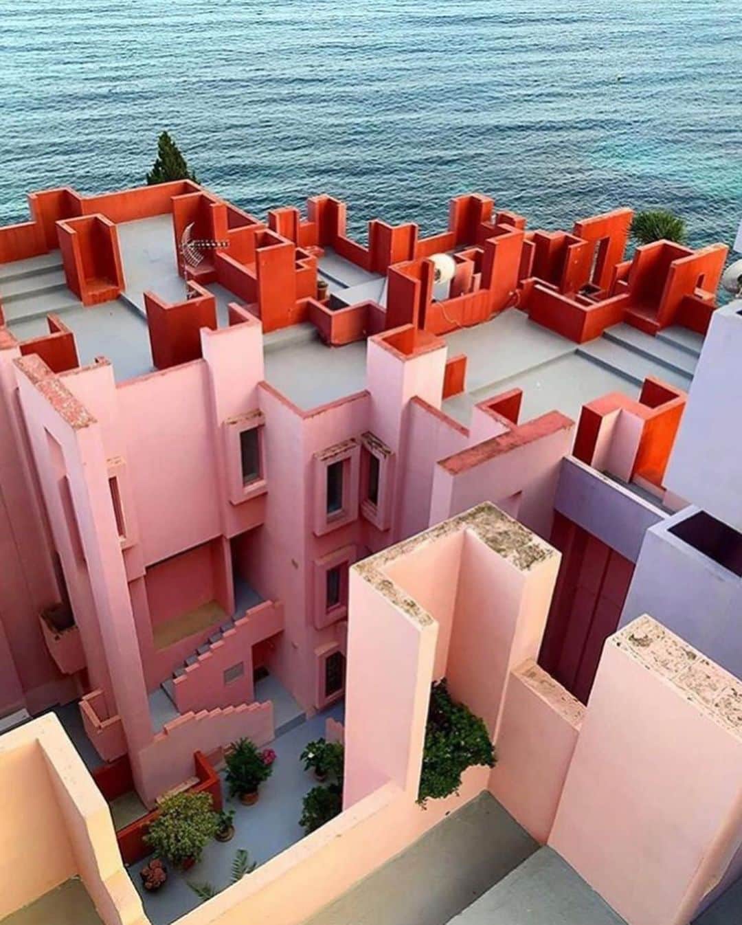 Inspirationさんのインスタグラム写真 - (InspirationInstagram)「Essas escadas na cor rosa, são de um edifício habitacional em uma cidade da Espanha. A edificação é chamada de muralha vermelha e tem referências claras da Arquitetura árabe mediterrânea do lugar. #decoreinteriores #decorcriative. Follow {@decoreinteriores}. __________________ Design by Ricardo Boffil Local: Calpe, Espanha」5月10日 21時33分 - decorcriative