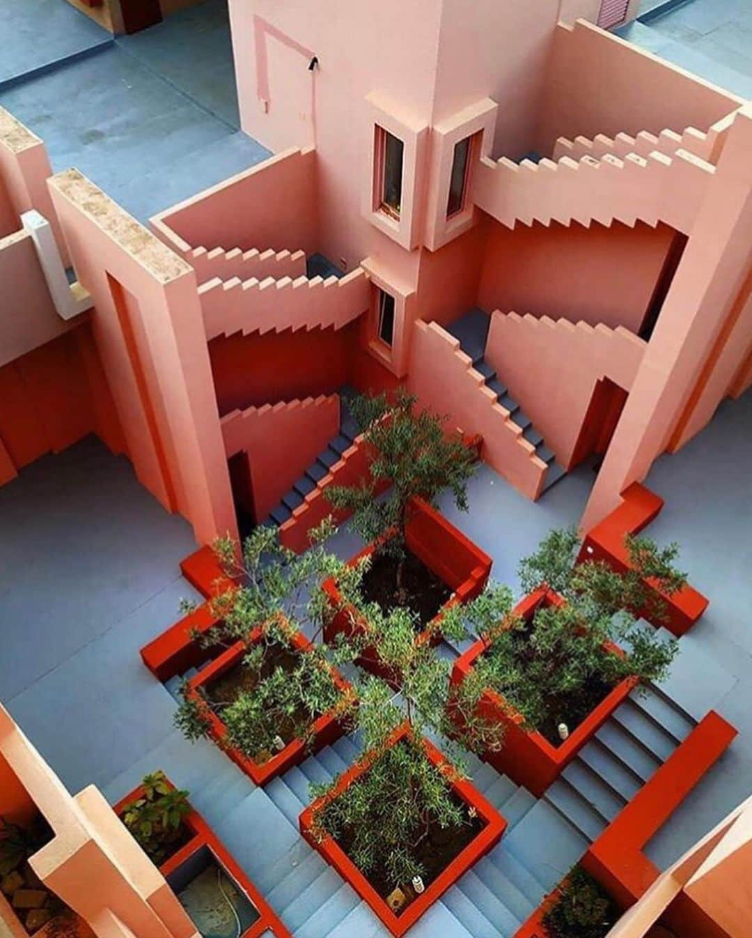 Inspirationさんのインスタグラム写真 - (InspirationInstagram)「Essas escadas na cor rosa, são de um edifício habitacional em uma cidade da Espanha. A edificação é chamada de muralha vermelha e tem referências claras da Arquitetura árabe mediterrânea do lugar. #decoreinteriores #decorcriative. Follow {@decoreinteriores}. __________________ Design by Ricardo Boffil Local: Calpe, Espanha」5月10日 21時33分 - decorcriative