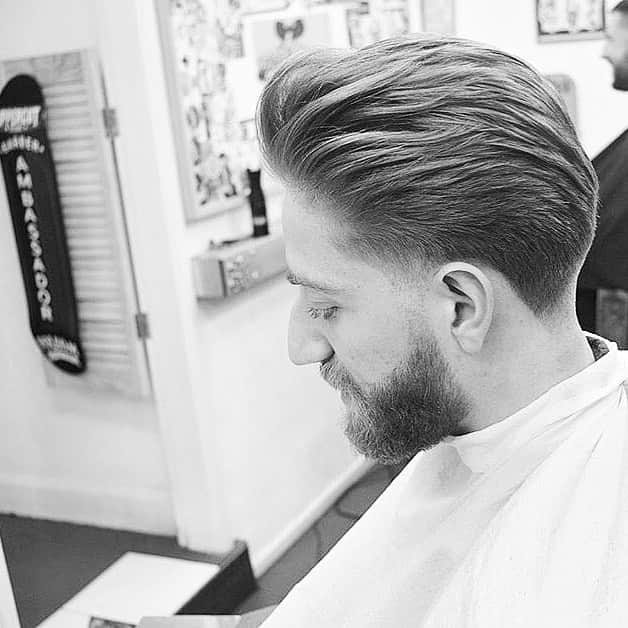 DRESSKINさんのインスタグラム写真 - (DRESSKINInstagram)「••• UPPERCUT DELUXE のイージーホールドポマードを使った柔らかなスタイル💇‍♂️ Repost from @uppercutdeluxe . ••• DRESSKIN🎩 Men's grooming online store🤵🏻 https://dresskin.com ⇨プロフィールからご覧ください👀 ••• #uppercutdeluxe #easyhold #dresskin #cosmetics #menshair #mensgrooming #pomade #gentleman #barber #barbershop  #アッパーカット#アッパーカットデラックス #イージーホールド #ラフスタイル #ドレスキン#メンズコスメ #メンズグルーミング #美容男子 #シェアコスメ #グルーミング #身嗜み #バーバーショップ #バーバースタイル #フェード #ポマード #ヘアワックス」5月10日 21時44分 - dresskin_official