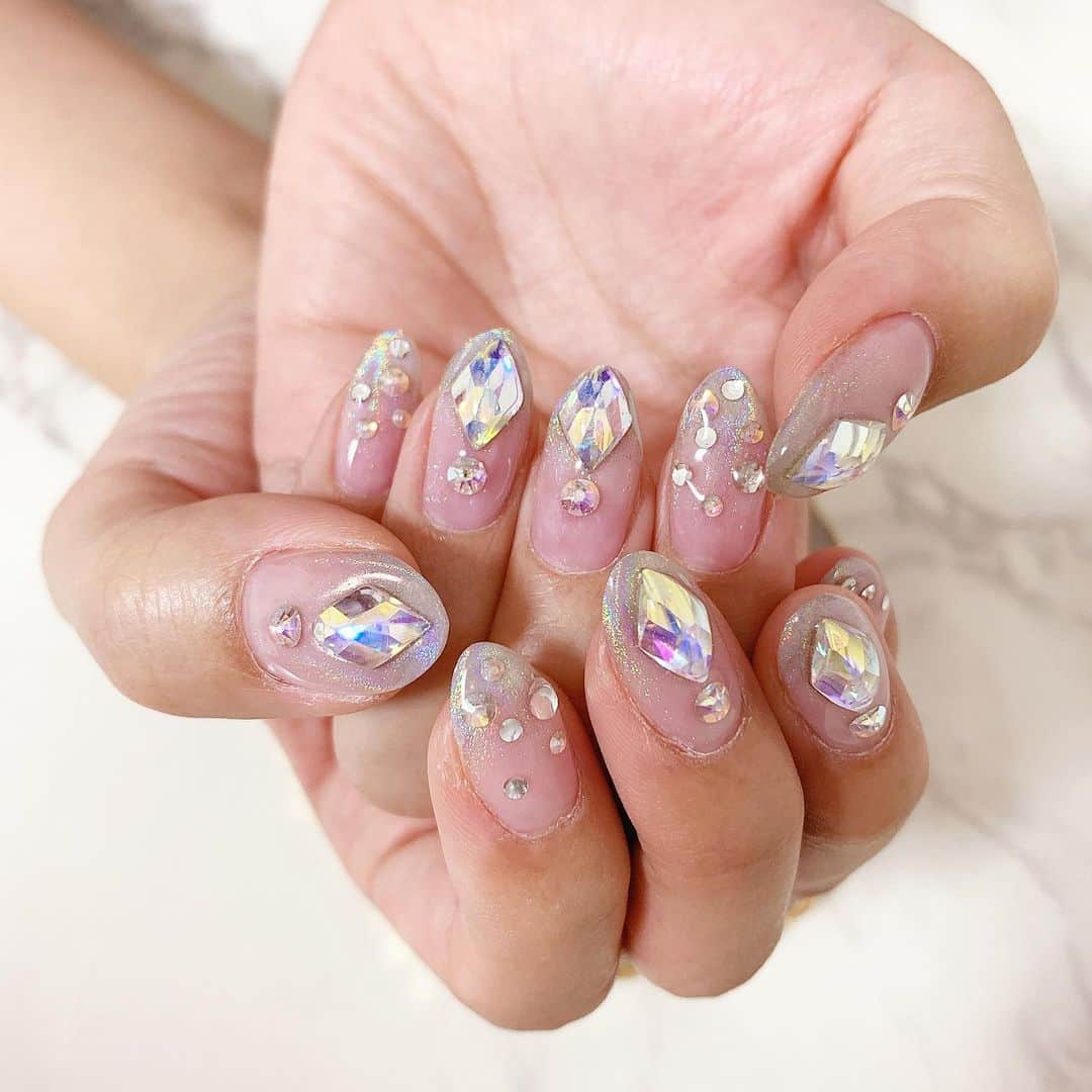 吉川ちえさんのインスタグラム写真 - (吉川ちえInstagram)「こんばんわ👼❣️ . 最近nail💅🏼変えました✨💕 @ankhcross_nail でやったよん🙆‍♀️ 今回は夏っぽくキラキラネイルにしました🌈やってみたかったランバスネイルに挑戦❤️ フットとお揃いにしたよ👅 . フットの担当は森田さん🥺( @ankhnail_o2 ) ハンドの担当はあやさん😆 ( @ankhnail_aya ) 可愛いネイルありがとうございます🙇‍♂️💜❤️ . #ネイル #nail #夏ネイル #グラデーションネイル #Ankhcrossnail #アンククロスネイル #キラキラネイル #ランバスネイル #ランバスストーン #オーロラネイル」5月10日 21時37分 - yoshikawachie_16