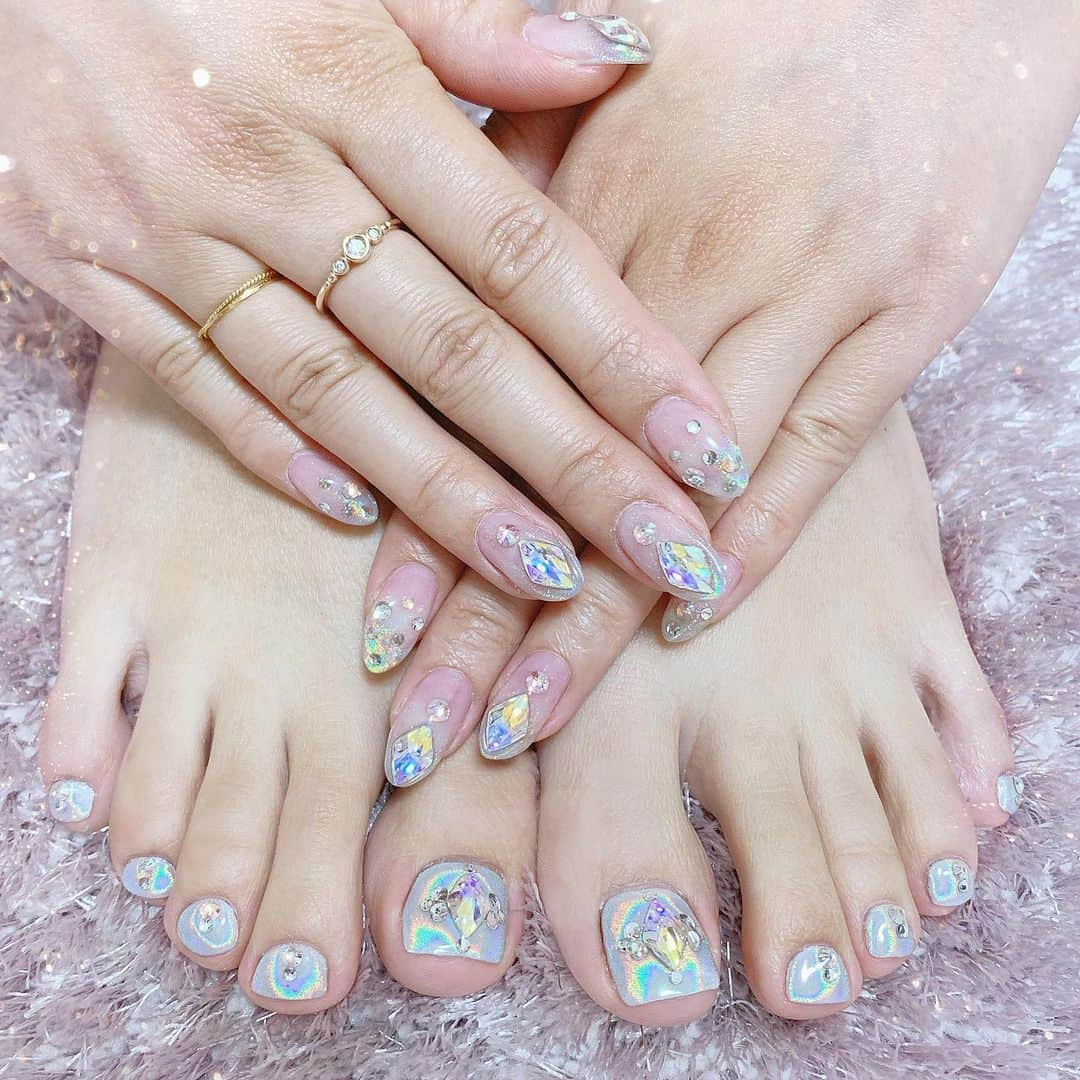 吉川ちえさんのインスタグラム写真 - (吉川ちえInstagram)「こんばんわ👼❣️ . 最近nail💅🏼変えました✨💕 @ankhcross_nail でやったよん🙆‍♀️ 今回は夏っぽくキラキラネイルにしました🌈やってみたかったランバスネイルに挑戦❤️ フットとお揃いにしたよ👅 . フットの担当は森田さん🥺( @ankhnail_o2 ) ハンドの担当はあやさん😆 ( @ankhnail_aya ) 可愛いネイルありがとうございます🙇‍♂️💜❤️ . #ネイル #nail #夏ネイル #グラデーションネイル #Ankhcrossnail #アンククロスネイル #キラキラネイル #ランバスネイル #ランバスストーン #オーロラネイル」5月10日 21時37分 - yoshikawachie_16