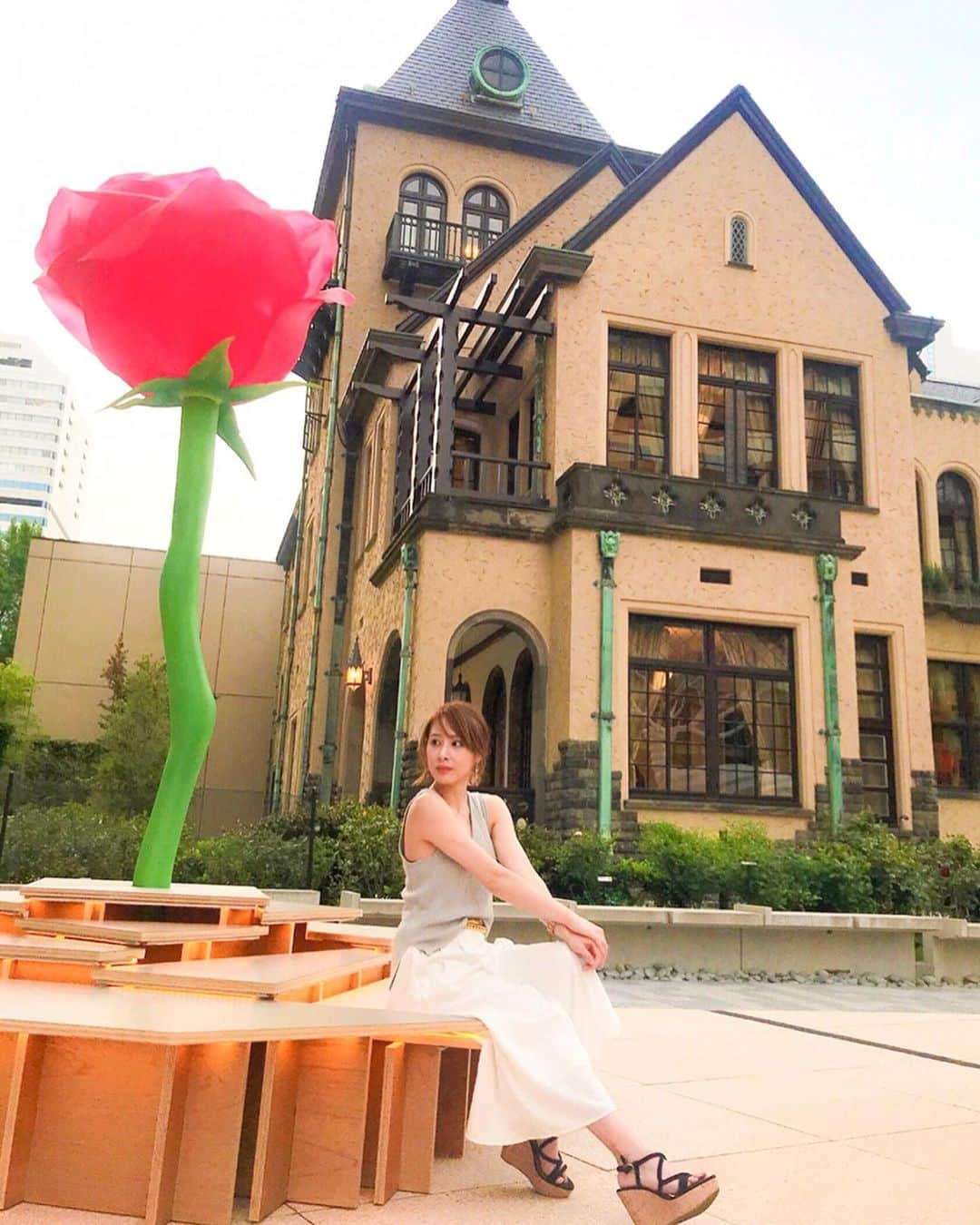 ハミ さんのインスタグラム写真 - (ハミ Instagram)「・ すっかり夏服☀️ 夏が来たらどうするんだ、、私。 ・ そんな今日は東京ガーデンテラス紀尾井町で開催中の 【KIOI ROSEWEEK 2019】 に行って来ました✨  バラを五感で体感出来るイベント🌹 ・ 大っきなバラがあちこちにあってすごい可愛かった☺️ フォトスポットもたくさんあって、 ドリンクにもバラが✨ ・ 私は明るい時間帯に行ったんだけど、 夜のライトアップされたのも見に行きたいな🌃 ・ 5月26日まで開催しているので、ぜひ体感しに行ってみてね💫 ・ ・ ・ ・ ・ #ROSE #ROSEWEEK #KIOI_ROSEWEEK #東京ガーデンテラス紀尾井町 #紀尾井町 #バラ #ローズウィーク #🌹」5月10日 21時39分 - hami0519