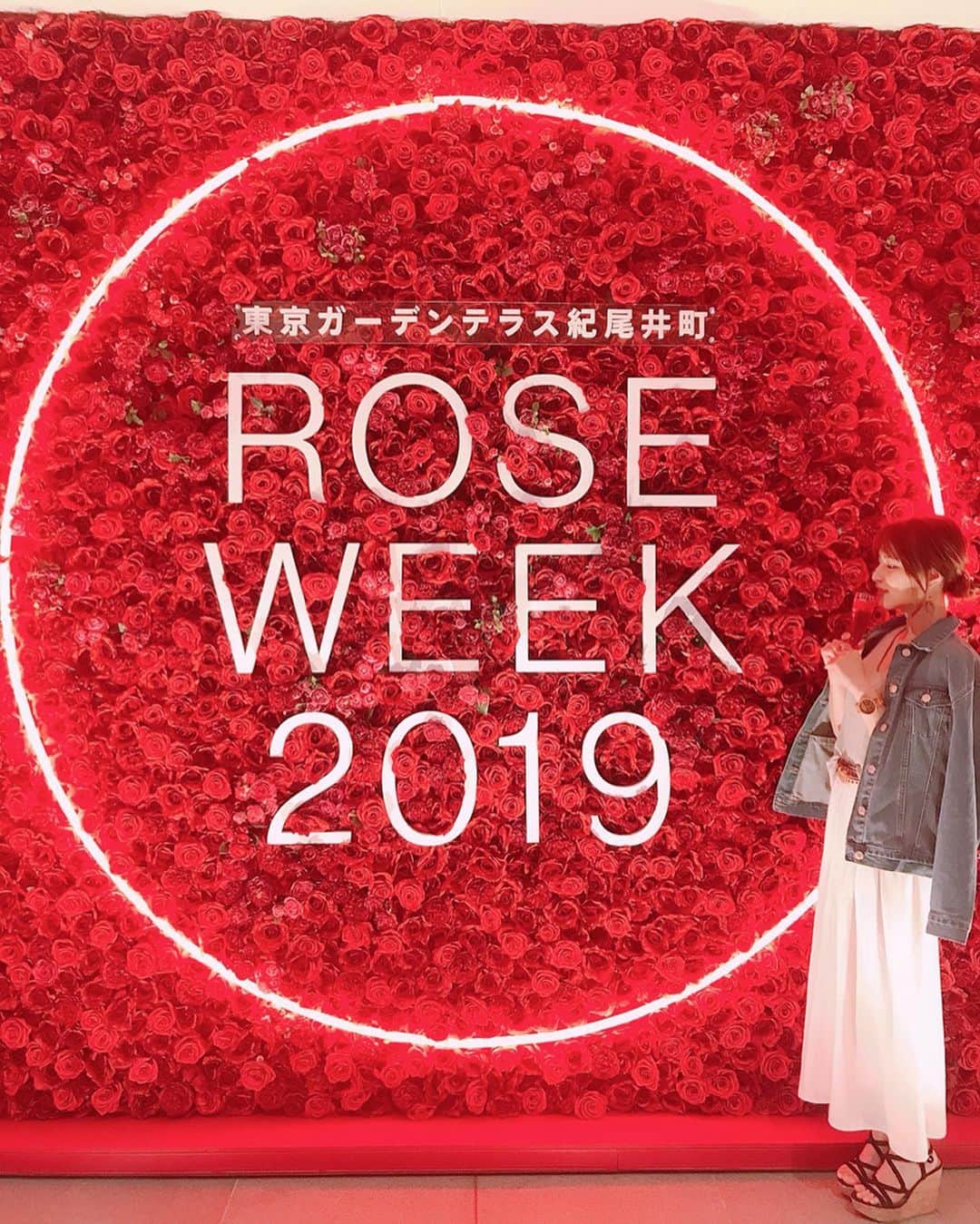 ハミ さんのインスタグラム写真 - (ハミ Instagram)「・ すっかり夏服☀️ 夏が来たらどうするんだ、、私。 ・ そんな今日は東京ガーデンテラス紀尾井町で開催中の 【KIOI ROSEWEEK 2019】 に行って来ました✨  バラを五感で体感出来るイベント🌹 ・ 大っきなバラがあちこちにあってすごい可愛かった☺️ フォトスポットもたくさんあって、 ドリンクにもバラが✨ ・ 私は明るい時間帯に行ったんだけど、 夜のライトアップされたのも見に行きたいな🌃 ・ 5月26日まで開催しているので、ぜひ体感しに行ってみてね💫 ・ ・ ・ ・ ・ #ROSE #ROSEWEEK #KIOI_ROSEWEEK #東京ガーデンテラス紀尾井町 #紀尾井町 #バラ #ローズウィーク #🌹」5月10日 21時39分 - hami0519