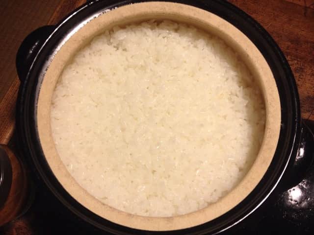 職人.comさんのインスタグラム写真 - (職人.comInstagram)「#古伊賀ご飯鍋 で炊いた #雪若丸 が美味しすぎて、何杯も食べてしまいました。こんなに美味しい #お米 を作ってくださり心より感謝いたします。こちらは4合を炊いた様子。#九州大学 ・ #創食倶楽部 さんも絶賛の #伊賀焼 の #ご飯鍋 は、皆様に買っていただきたい逸品です。 https://www.shokunin.com/jp/tojikitonya/koiga.html @shokunincom  #職人ドットコム #京都市 #手仕事 #暮らしの道具 #そうだ京都行こう #暮らしを楽しむ #京都旅行 #京都巡り #京都観光 #京都散策 #京都散歩 #モノづくり #ものづくり #工芸品 #民芸 #民藝 #民芸品 #手工芸 #日本製 #tojikitonya #トウジキトンヤ」5月10日 21時42分 - shokunincom