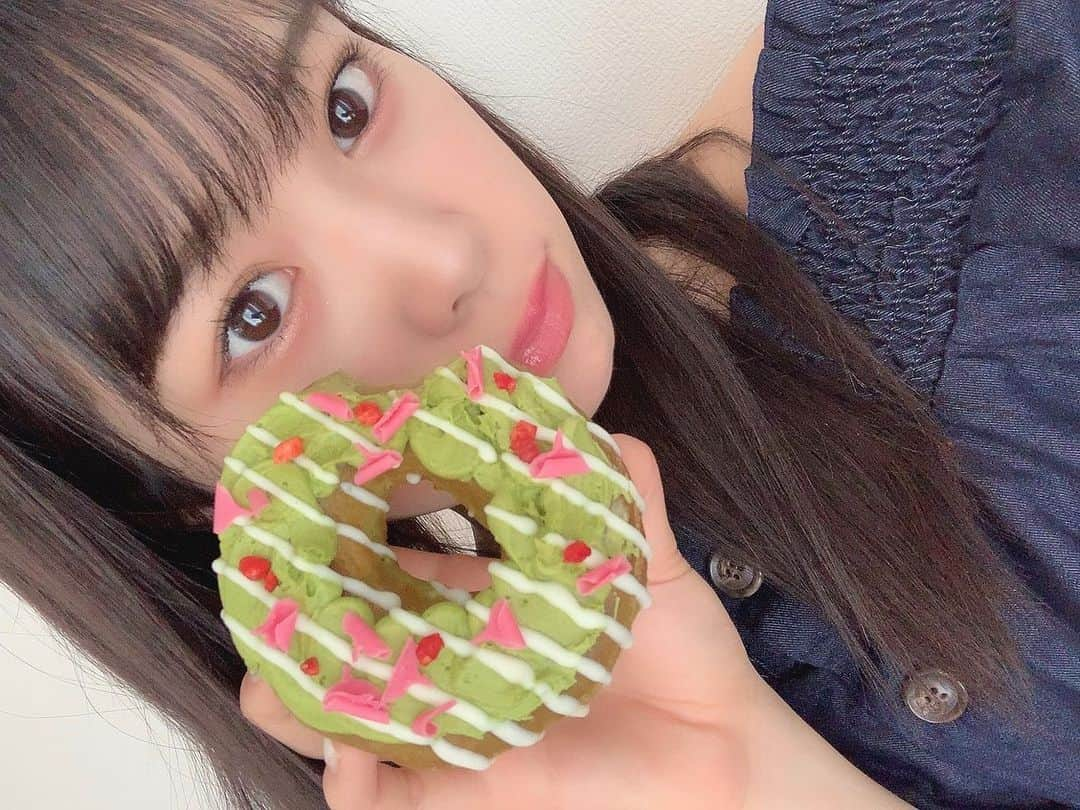 吉川七瀬さんのインスタグラム写真 - (吉川七瀬Instagram)「#クリスピークリームドーナツ 大好きなドーナツ🍩 . この中でのオススメは新作の宇治抹茶 クリームアンドストロベリーとブリュレグレーズドカスタード！ . 見た目も可愛いしついつい写真撮りたくなってしまう😘笑 みんなも食べてみてねー！」5月10日 21時47分 - yoshikawa_nanase