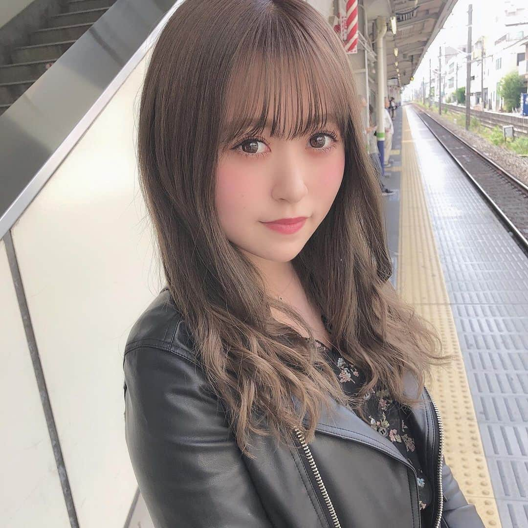 冨吉明日香さんのインスタグラム写真 - (冨吉明日香Instagram)「#newhaircolor #🖤🖤🖤」5月10日 21時48分 - asuka__t920