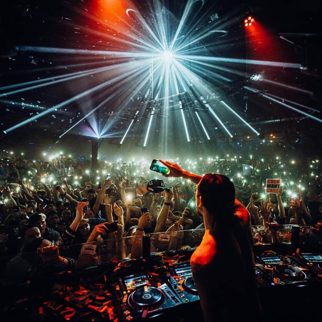 スティーヴ・アオキさんのインスタグラム写真 - (スティーヴ・アオキInstagram)「🇩🇪🇩🇪🇩🇪 Energy was unstoppable last night at the legendary @bootshaus! German crowds always go off jumping in unison the entire time. Danke Danke Danke!」5月10日 21時49分 - steveaoki