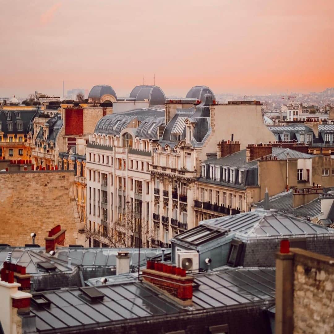 エールフランスさんのインスタグラム写真 - (エールフランスInstagram)「The Paris rooftops set against pink skies. A sunset will always be a captivating sight.  Ciel rose par dessus les toits de Paris. Un coucher de soleil demeure toujours un superbe spectacle. 📸 Merci @ellesenparlent  #AirFrance #Franceisintheair  #visit #discover #travel #europe #france #paris #architecture #rooftop #view」5月10日 22時01分 - airfrance