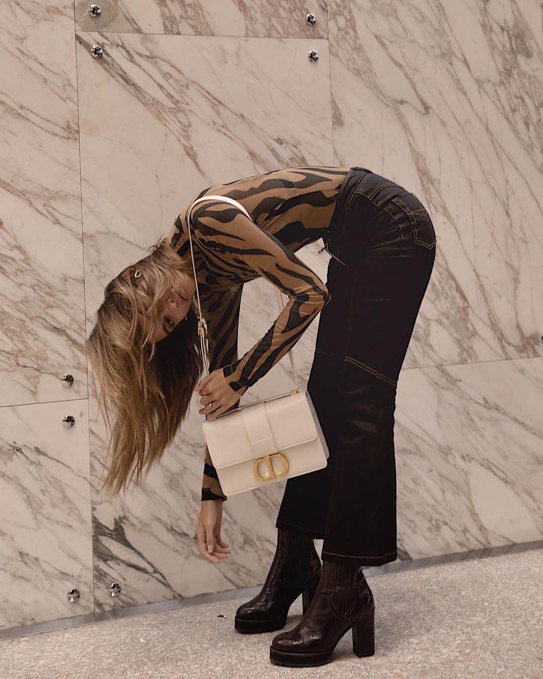 サラ・エレンさんのインスタグラム写真 - (サラ・エレンInstagram)「Swipe for zero gravity 🚀 The New #Dior30montaigne @dior #dior」5月10日 22時01分 - sarahellen