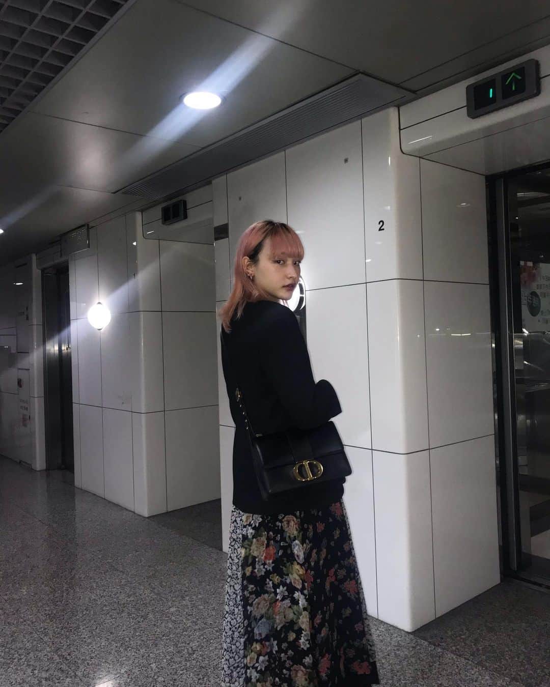 ハンナ・チャンのインスタグラム：「‘30 Montaigne’ The New Classic handbag became my favourite 🖤  @Dior #Dior #Dior30Montaigne」