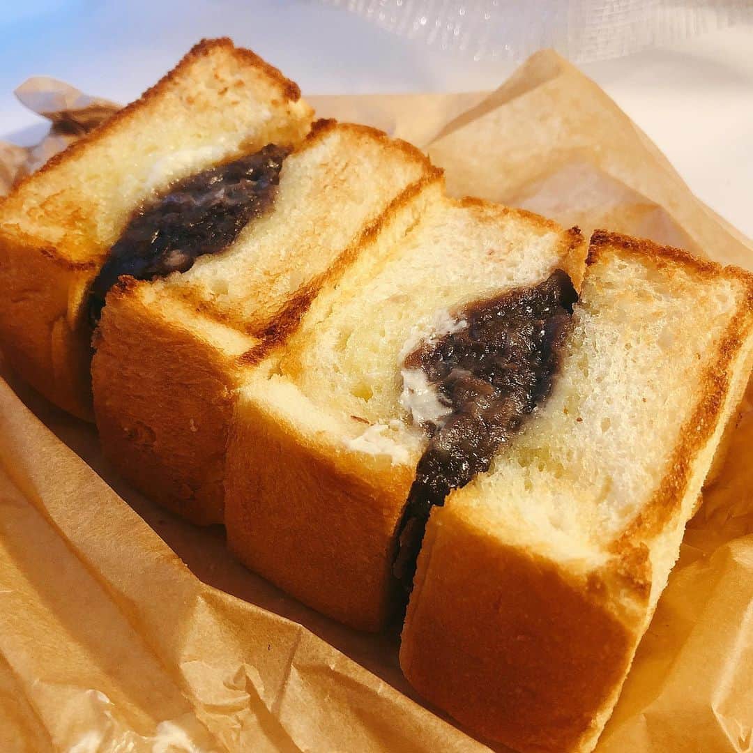 里井真由美さんのインスタグラム写真 - (里井真由美Instagram)「あんバターサンド⭕️大好物ですー♪ ・ ・ 厚めトーストがこんがり目に焼かれてサクッ。中はふわっとして、つぶつぶの小豆にバターがじゅわわ〜っとしみてくるぅ。。 ・ ・ 持った時に 「あ、バターしみてる♥️」って感じるくらい。おいしいです。 →「イルマン堂」さんのテイクアウト。お土産で頂きました。もちろん店内でも頂けます❤️ ・ ・ #あんバターサンド#トースト#バタートースト#1級フードアナリスト里井真由美 #里井真由美#ありが糖運動#あんバター#パン#イルマン堂」5月10日 21時53分 - mayumi.satoi